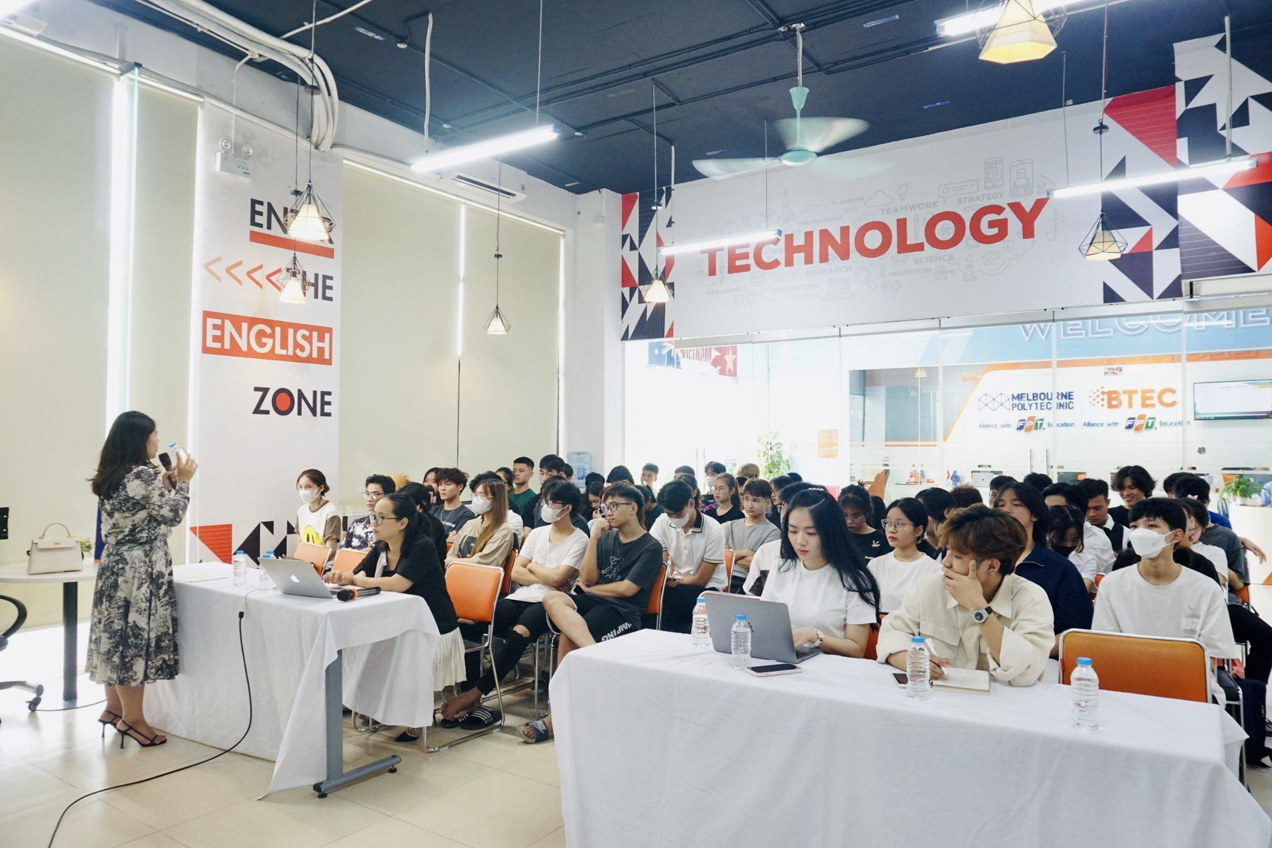 sinh viên melbourne polytechnic việt nam - Digital Marketing Manage