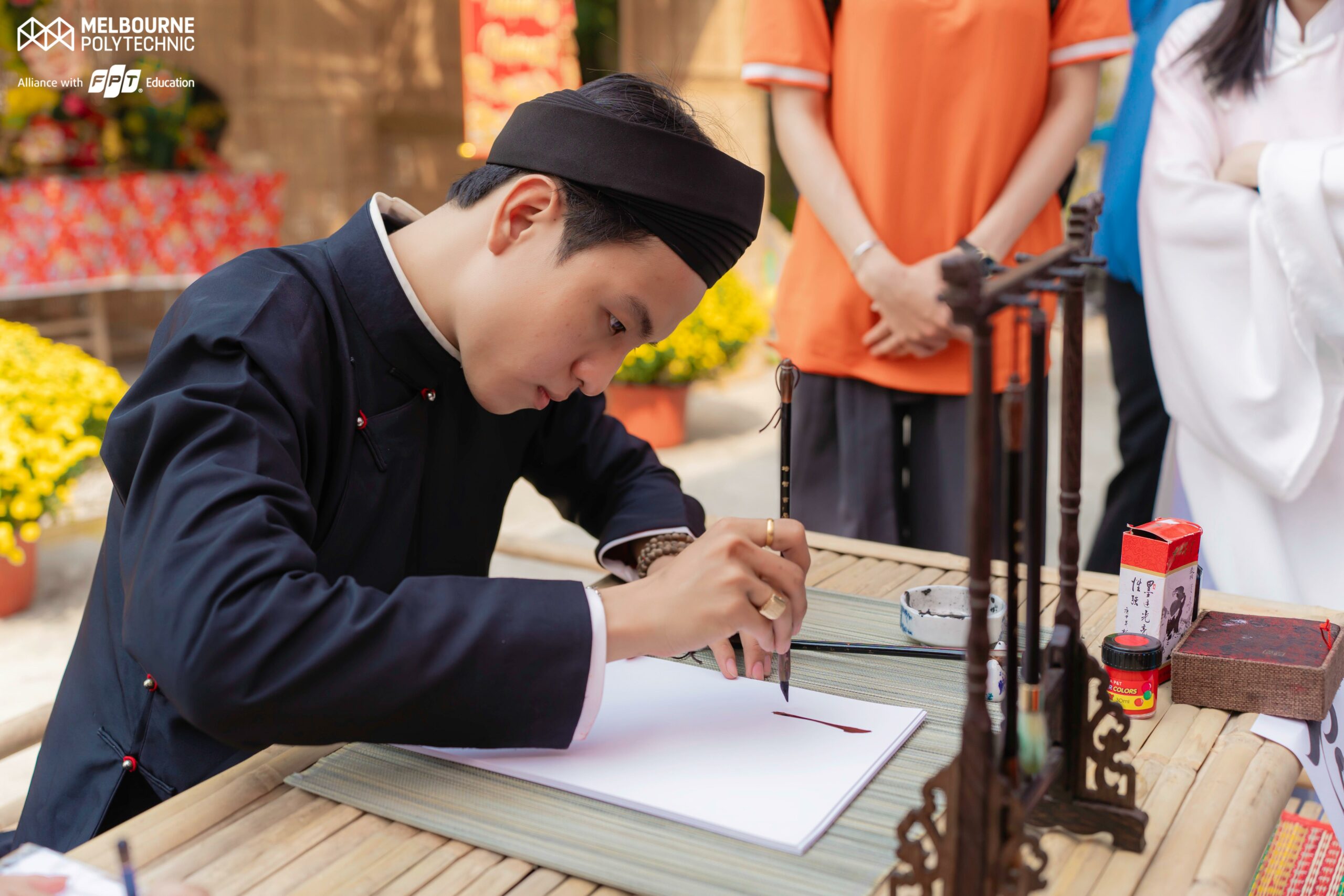 Sinh viên Melbourne Polytechnic Việt Nam tại gian hàng xin chữ ông đồ