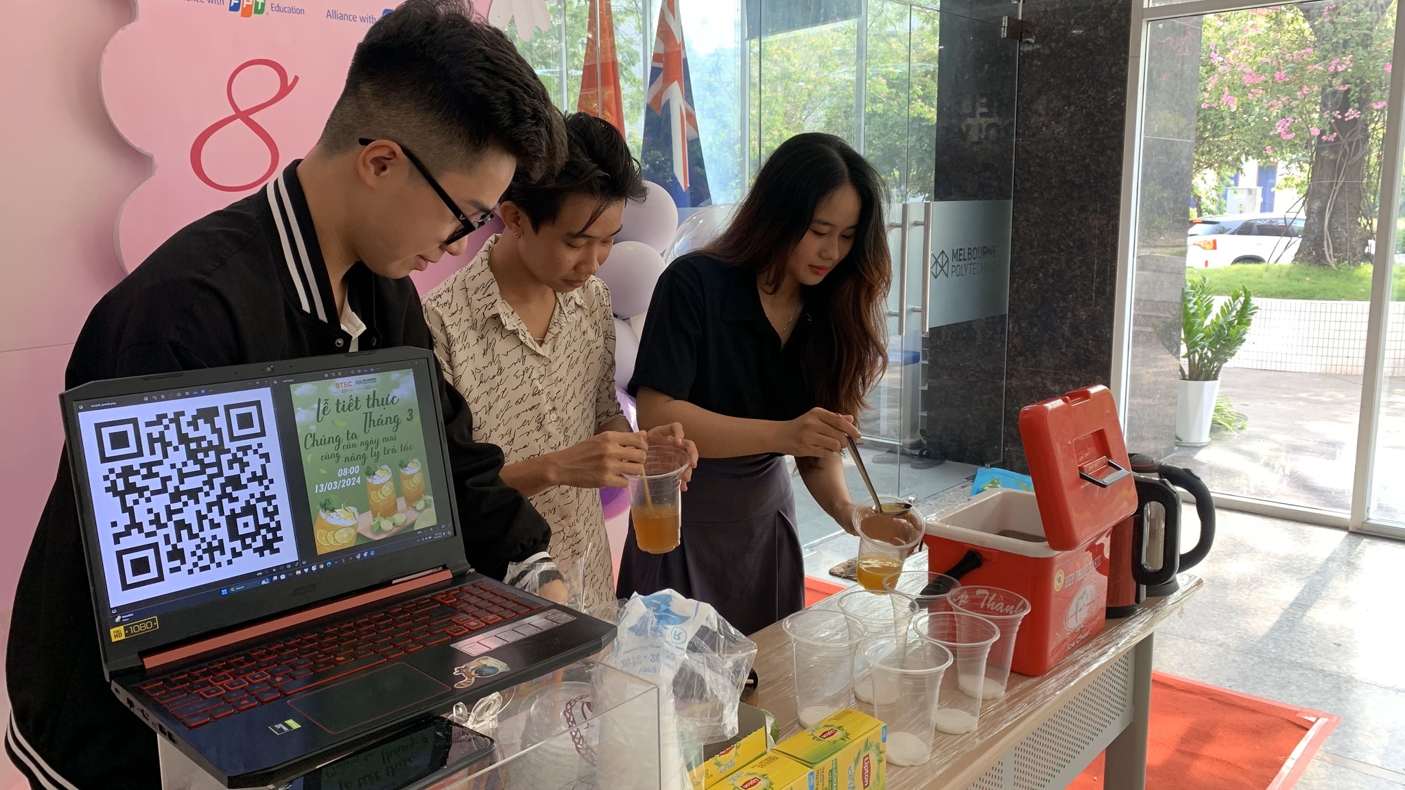 Sinh viên Melbourne Polytechnic Việt Nam lan toả tình thương qua những ly trà chanh tại Lễ tiết thực tháng 3