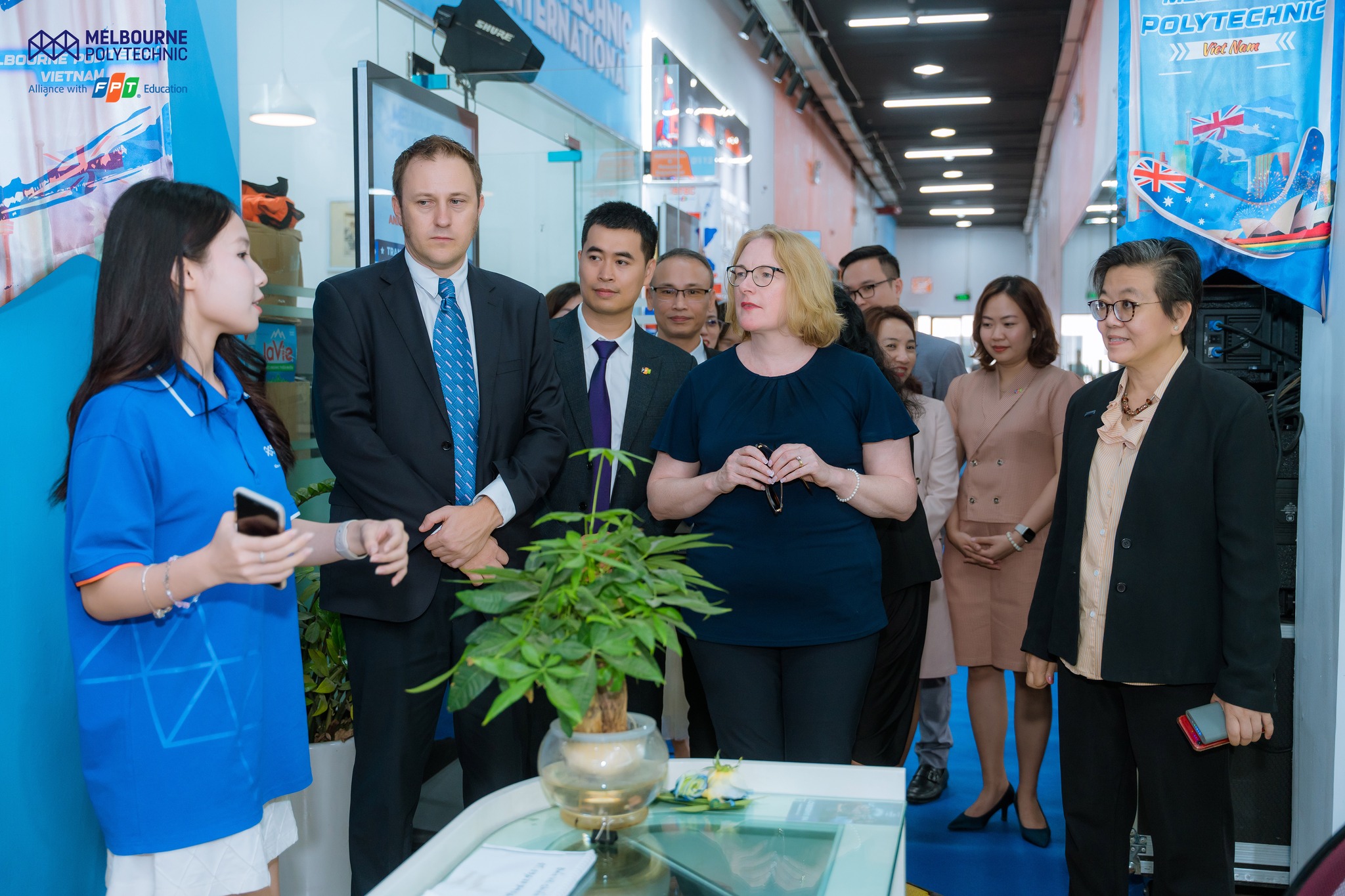 Sinh viên tự tin "dẫn tour" tham quan MPV cho đoàn đại diện từ Melbourne Polytechnic (Úc) bằng tiếng Anh
