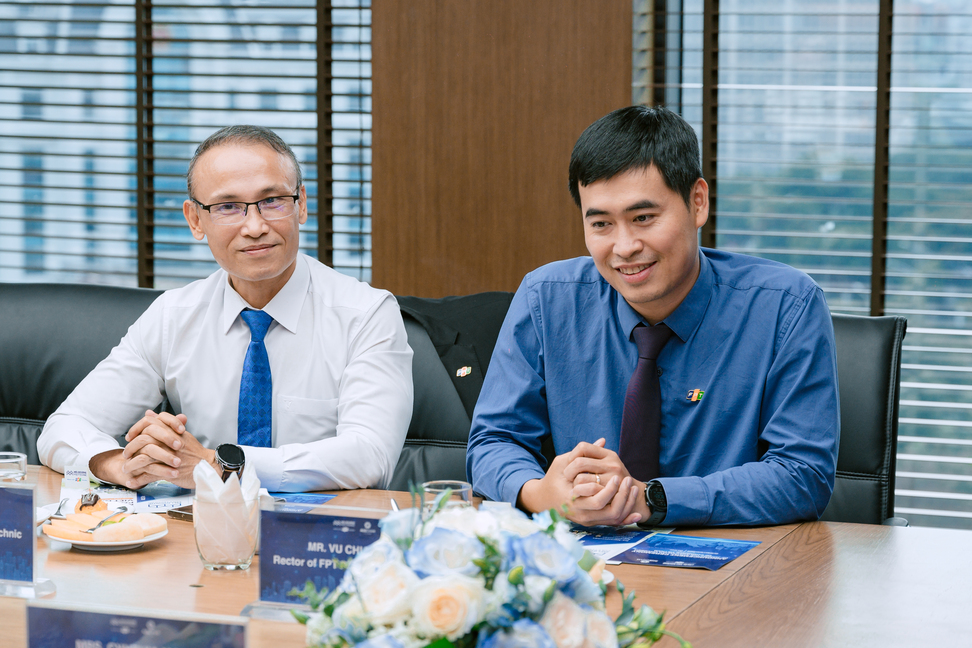 Thầy hiệu trưởng Vũ Chí Thành; Thầy Vũ Hải Long - Đại diện Ban lãnh đạo Melbourne Polyechnic Việt Nam