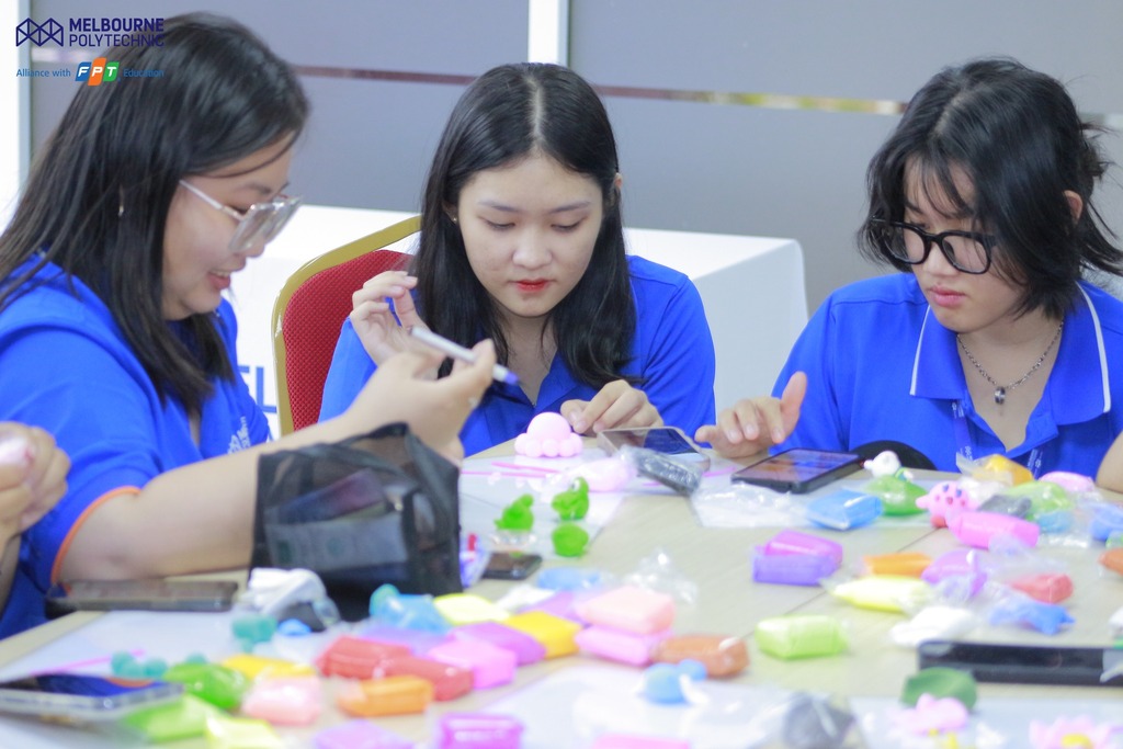 Khơi dậy khả năng sáng tạo cho sinh viên MPV qua Workshop cùng đất sét