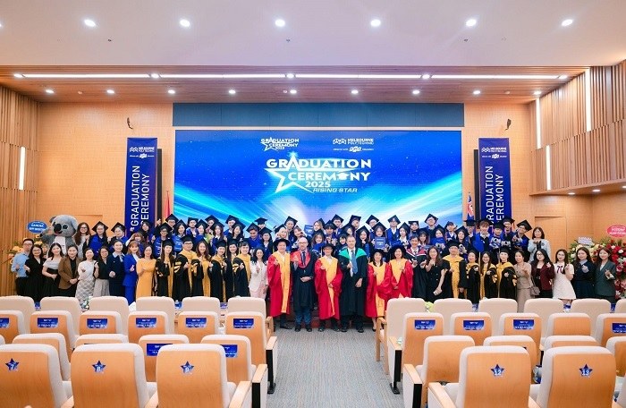 Sinh viên, giảng viên và ban lãnh đạo Melbourne Polytechnic Việt Nam tại lễ tốt nghiệp. Ảnh: Melbourne Polytechnic Việt Nam