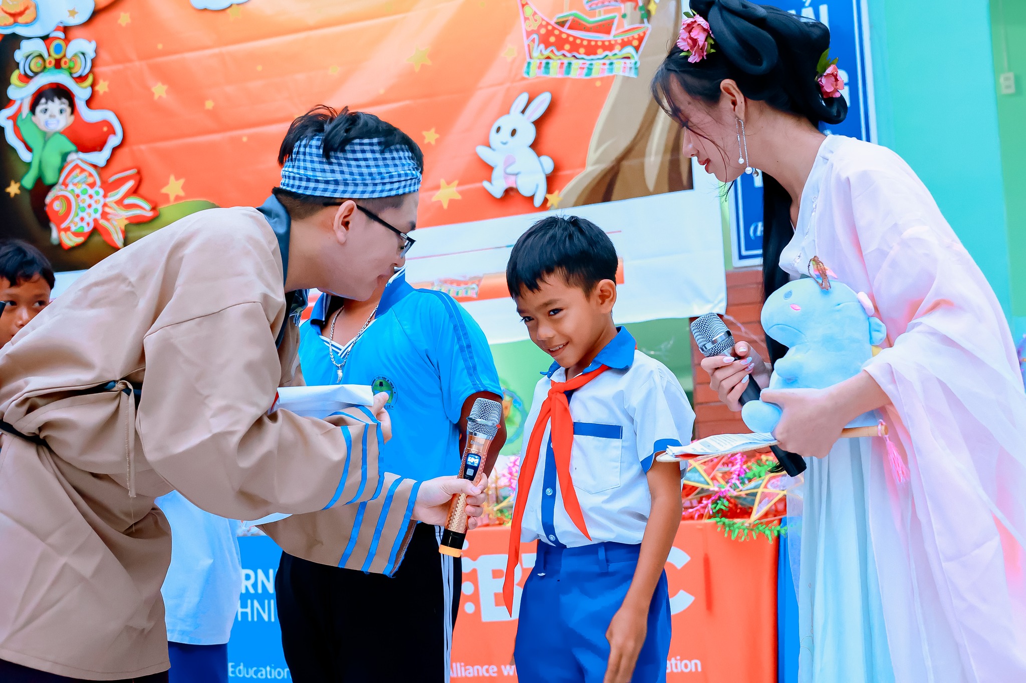 Sinh viên MPV mang trung thu yêu thương đến với trẻ em dân tộc Cơ Ho tại Lâm Đồng