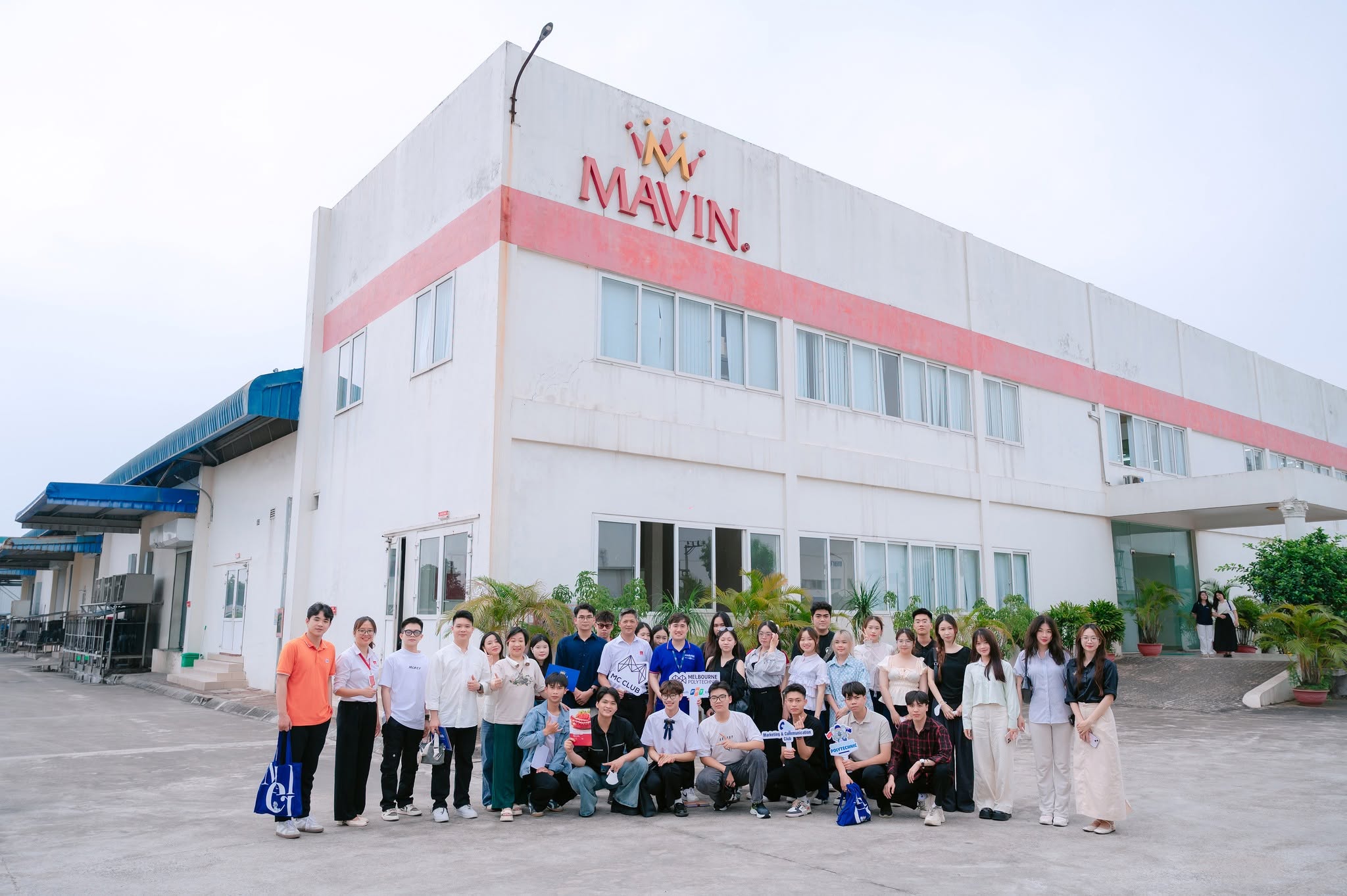 Cựu sinh viên ngành Marketing MPV đang làm việc tại văn phòng của một công ty đối tác lớn.