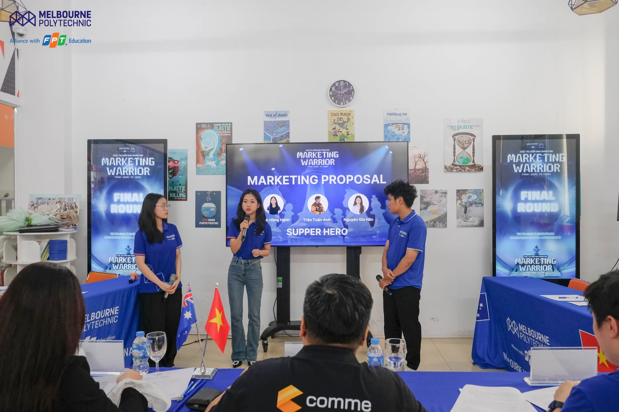 Sinh viên ngành Tiếp thị và truyền thông tại Melbourne Polytechnic Việt Nam đang thuyết trình dự án thực tế trước giảng viên.
