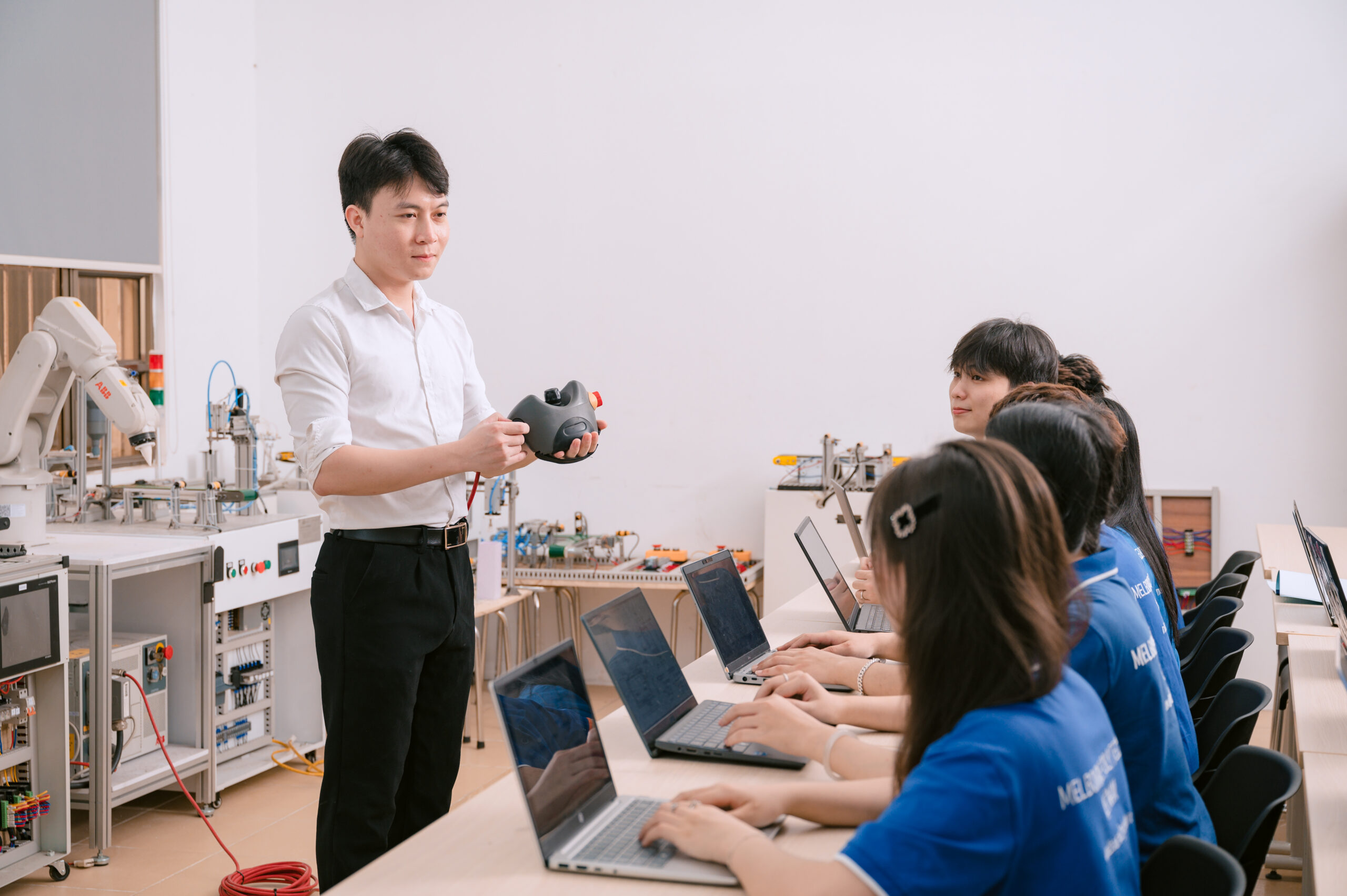 Giảng viên Cơ điện tử Melbourne Polytechnic Việt Nam luôn đồng hành sát sao cùng sinh viên