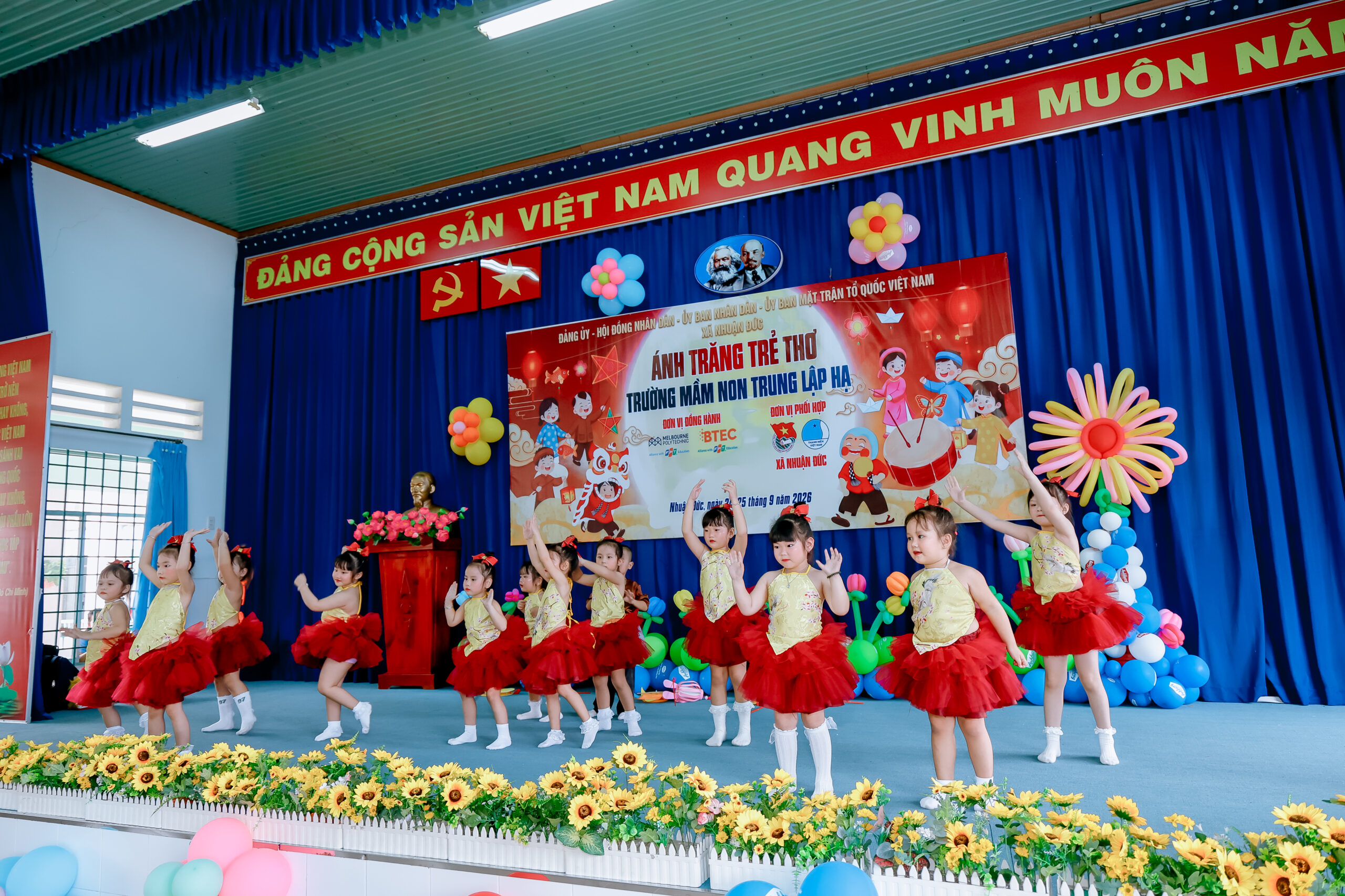 Tiết mục văn nghệ đến từ các em nhỏ tại Trường Mầm non Trung Lập Hạ