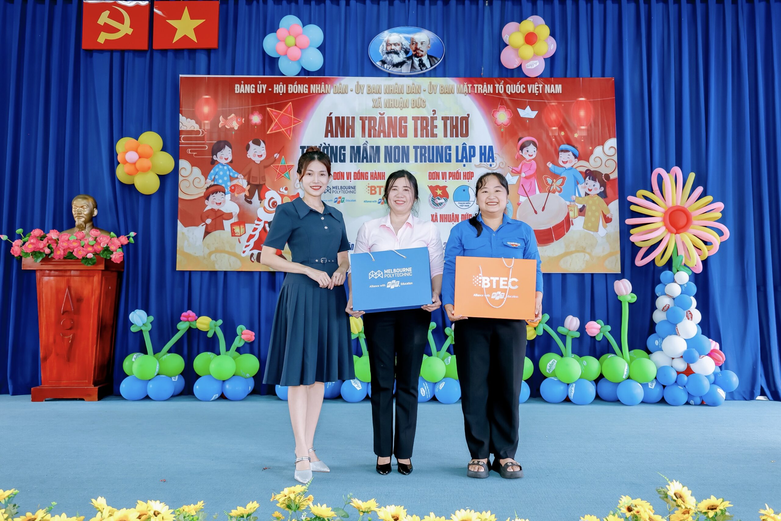 6 phần học bổng, mỗi phần trị giá 500.000đ được trao tận tay cho các em nhỏ có hoàn cảnh đặc biệt khó khăn