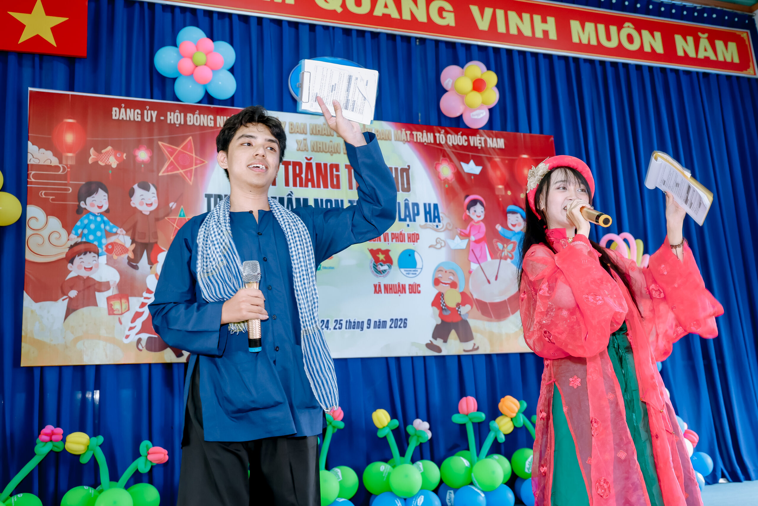 Chị Hằng, Chú Cuội và đội tình nguyện giao lưu cùng các em nhỏ