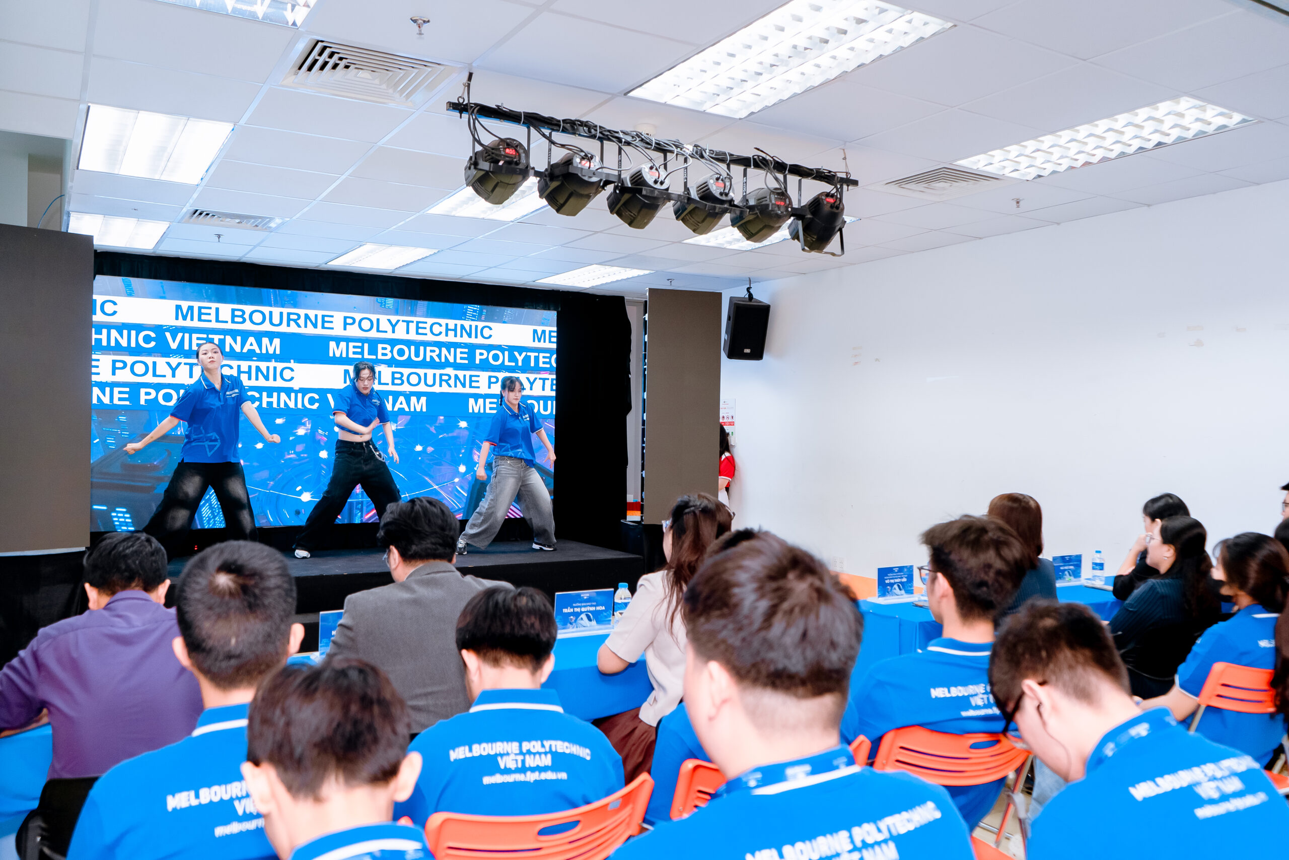 Sôi động với các tiết mục văn nghệ, trò chơi tại Orientation MPV