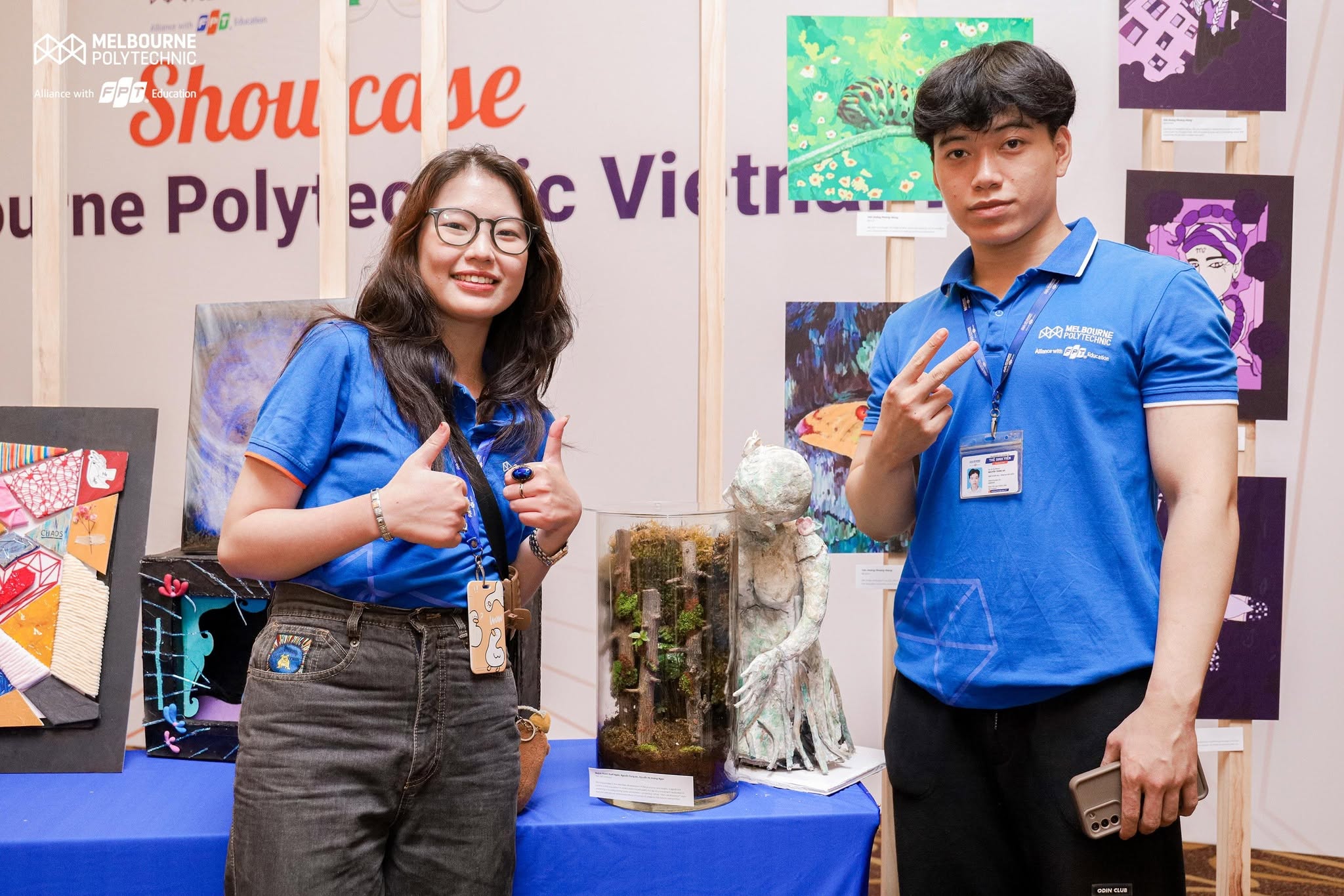 Sinh viên học Thiết kế đồ họa tại triển lãm tác phẩm sinh viên