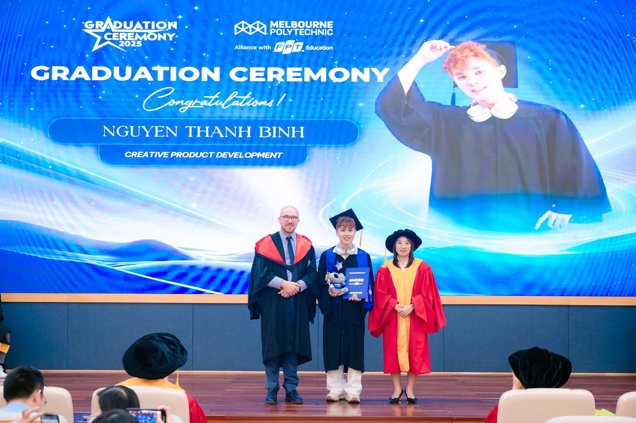 Sinh viên nhận bằng cao đẳng ngành Thiết kế đồ họa chuẩn Úc