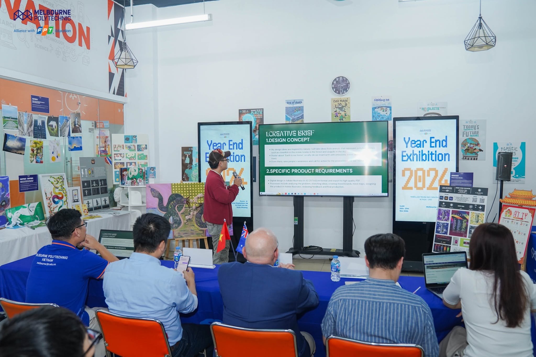 Sinh viên thuyết trình về tác phẩm thiết kế đồ họa