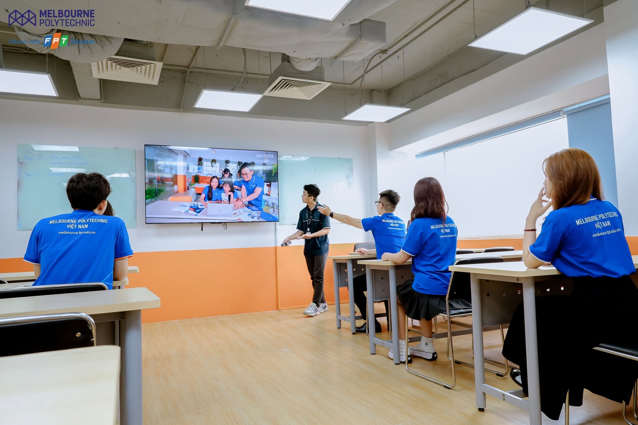 Sinh viên đang thảo luận và học tập tại không gian mở của cơ sở Melbourne Polytechnic Việt Nam. Sinh viên đang thảo luận và học tập tại không gian mở của cơ sở Melbourne Polytechnic Việt Nam.