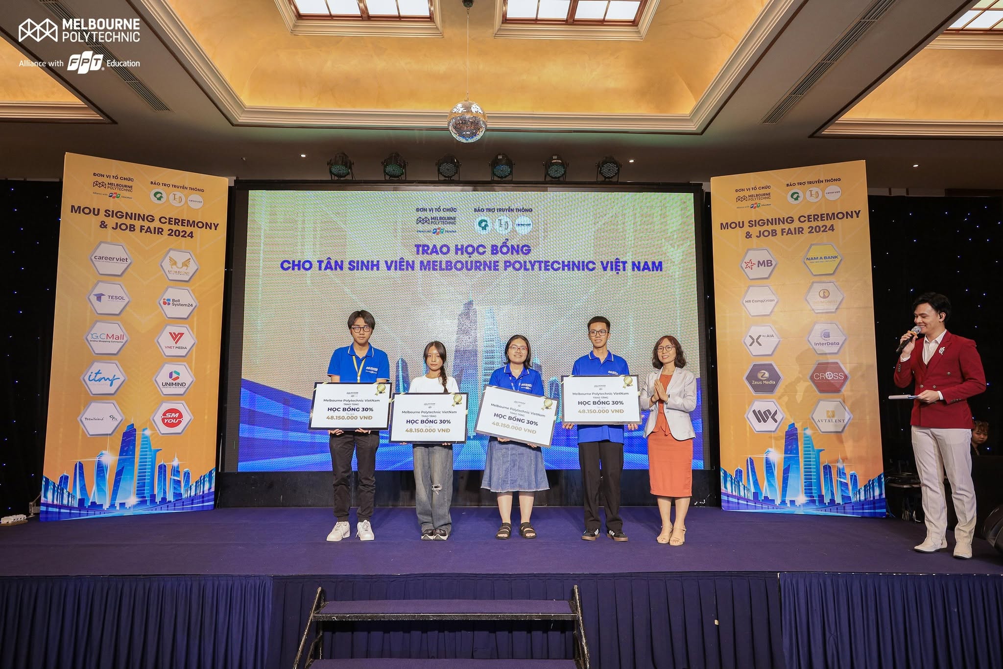 Hình ảnh vinh danh các sinh viên xuất sắc nhận học bổng chuyển tiếp du học Úc tại buổi lễ trang trọng của nhà trường. Sinh viên nhận học bổng Transnational Scholarships giúp giảm thiểu đáng kể chi phí khi chuyển tiếp du học từ Melbourne Polytechnic Việt Nam sang Úc.