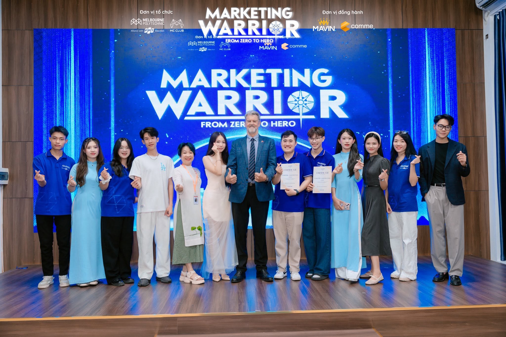 Sinh viên tham gia Chung kết Marketing Warrior rèn luyện kỹ năng thực chiến Những sân chơi thực chiến như Marketing Warrior giúp sinh viên từng bước rèn luyện tư duy chiến lược, kỹ năng thuyết trình, làm việc nhóm và triển khai chiến dịch – nền tảng quan trọng để phát triển từ Fresher lên các vị trí Senior, Team Leader và Marketing Manager trong tương lai.