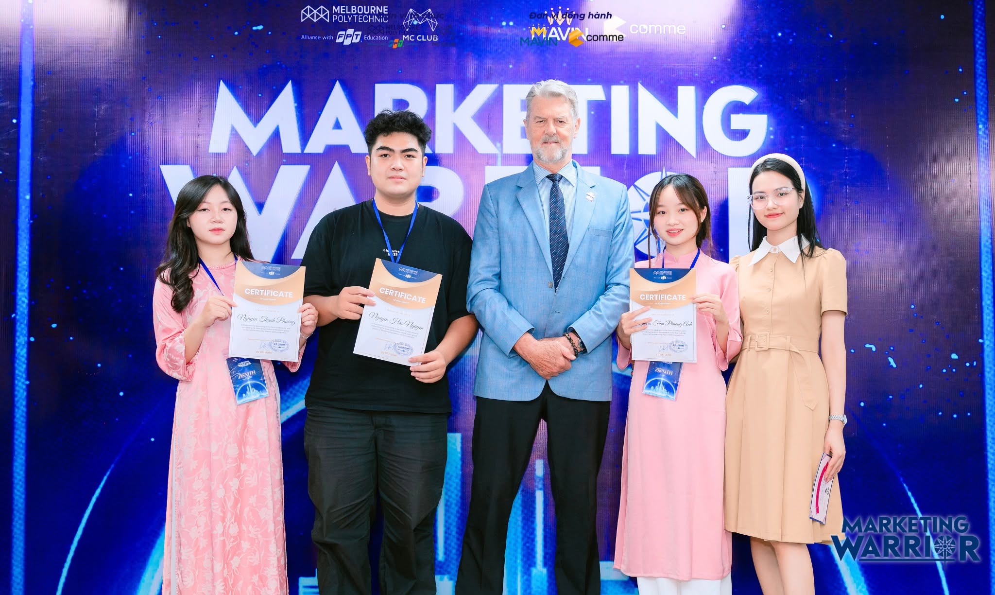 Sinh viên Marketing MPV thuyết trình IMC Plan tại Bán kết Marketing Warrior, rèn kỹ năng phục vụ phỏng vấn ngành marketing. Thông qua những sân chơi thực tế như Marketing Warrior, sinh viên Marketing MPV được rèn luyện khả năng phân tích đề bài, xây dựng kế hoạch truyền thông và thuyết trình trước hội đồng. Đây cũng là những trải nghiệm giúp sinh viên có thêm chất liệu để hoàn thiện portfolio và thể hiện năng lực rõ ràng hơn khi bước vào vòng phỏng vấn ngành marketing.