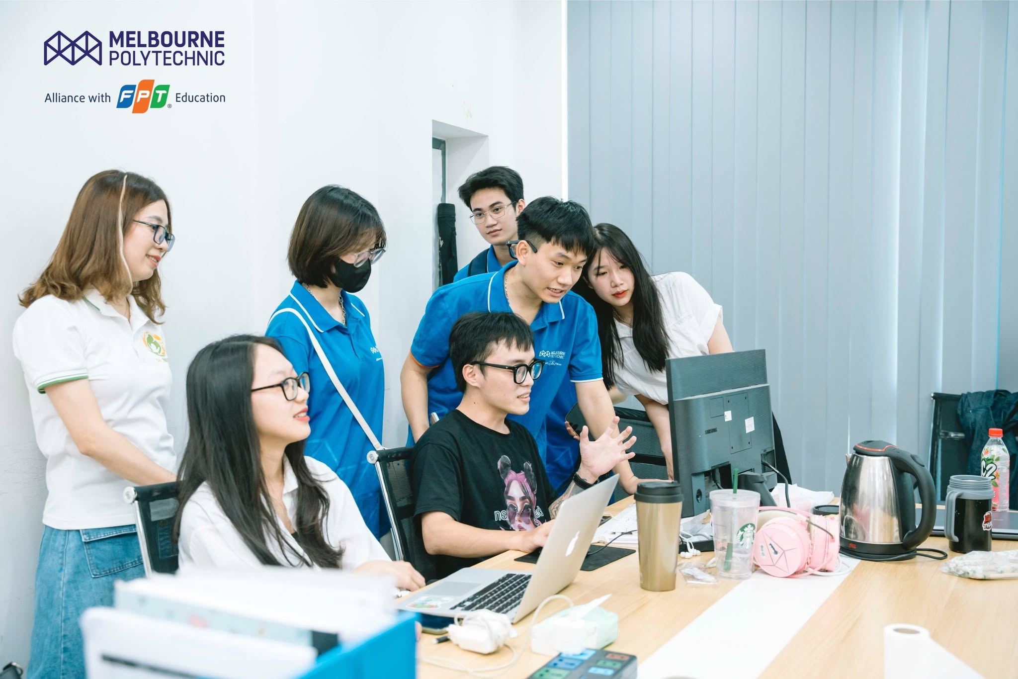 Sinh viên Melbourne Polytechnic Việt Nam thảo luận nhóm trong giờ học thực hành.