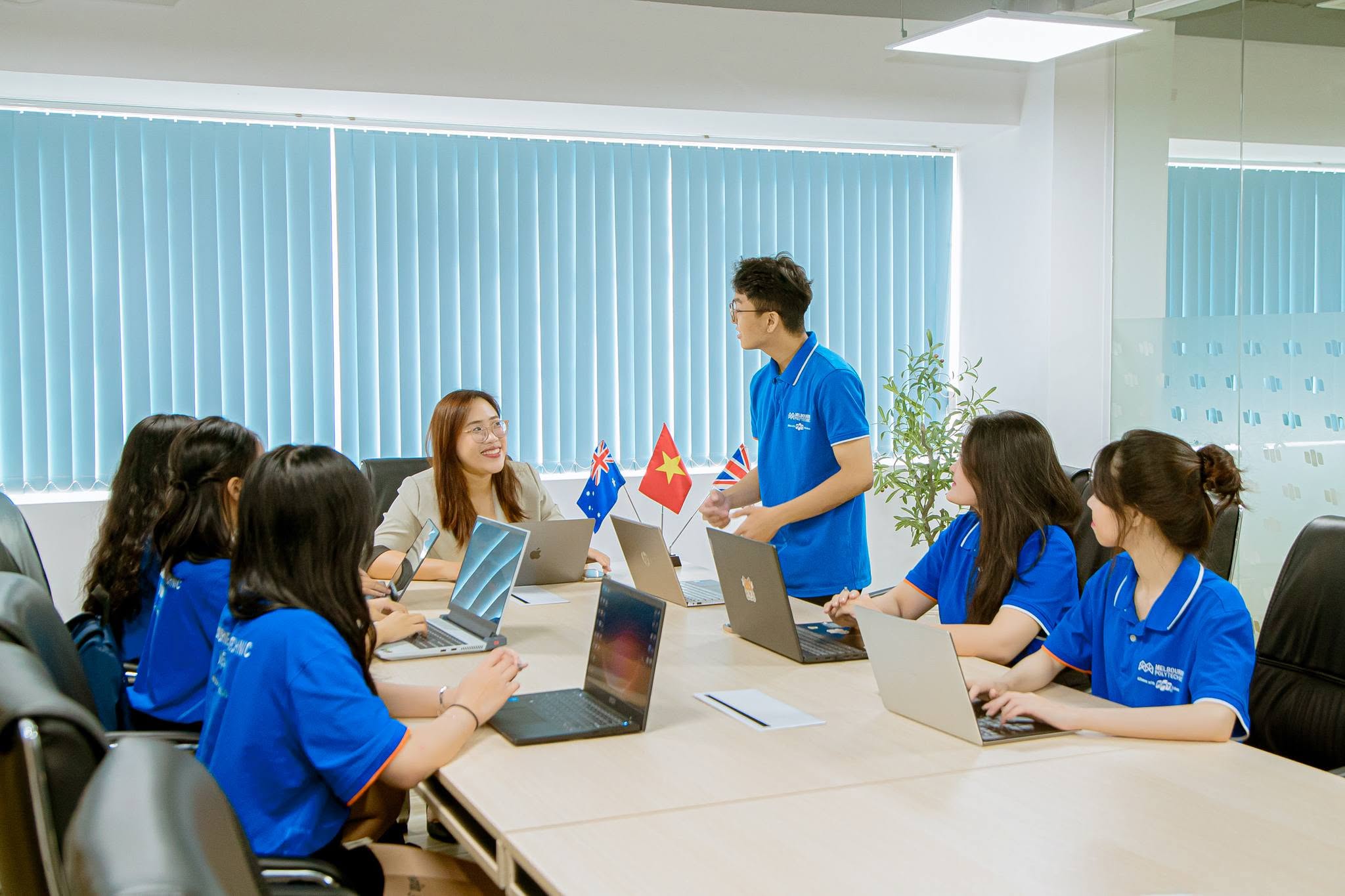 Sinh viên Melbourne Polytechnic Việt Nam tự tin thuyết trình đồ án trước hội đồng doanh nghiệp. Sinh viên Melbourne Polytechnic Việt Nam tự tin thuyết trình đồ án trước hội đồng doanh nghiệp.