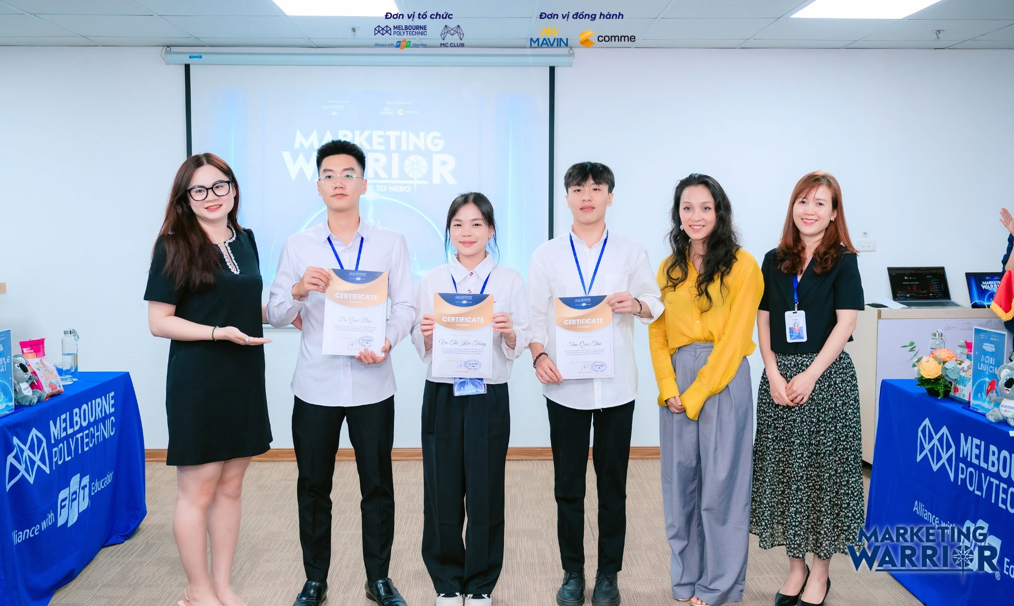 Sinh viên Marketing MPV thuyết trình IMC Plan từ đề bài doanh nghiệp tại Bán kết Marketing Warrior. Thông qua những đề bài thực tế như IMC Plan tại Marketing Warrior, sinh viên Melbourne Polytechnic Việt Nam có cơ hội làm quen với cách doanh nghiệp đặt vấn đề, đánh giá chiến lược và phản biện ý tưởng. Đây cũng là trải nghiệm hữu ích để Marketer trẻ hiểu rõ hơn yêu cầu công việc trước khi lựa chọn môi trường SME hay tập đoàn lớn.