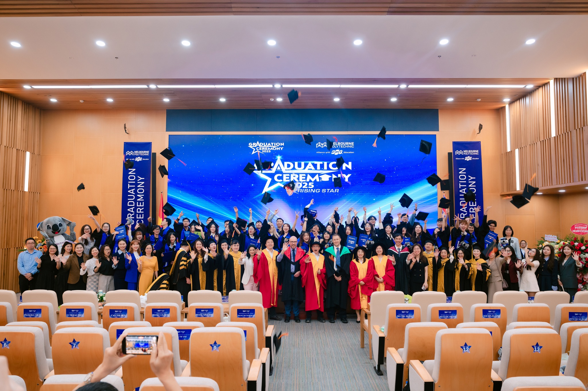 Lễ tốt nghiệp khóa MPV của Melbourne Polytechnic Việt Nam tại FPT Tower, đánh dấu bước chuyển từ học tập sang hành trình nghề nghiệp của sinh viên. Lễ tốt nghiệp khóa MPV của Melbourne Polytechnic Việt Nam tại FPT Tower, đánh dấu bước chuyển từ học tập sang hành trình nghề nghiệp của sinh viên.