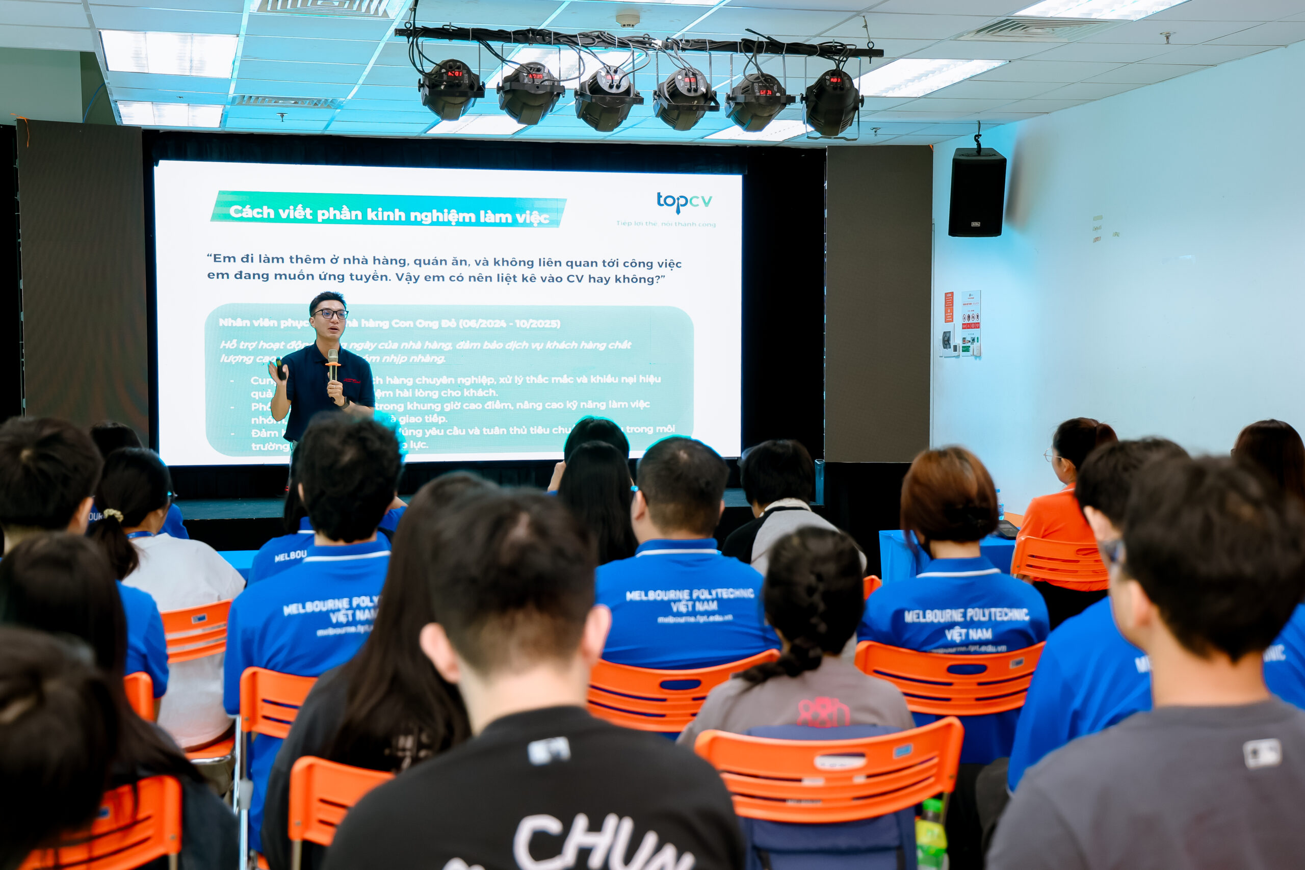 Speaker đã chia sẻ với sinh viên những kiến thức thiết thực về cấu trúc của một CV hiệu quả
