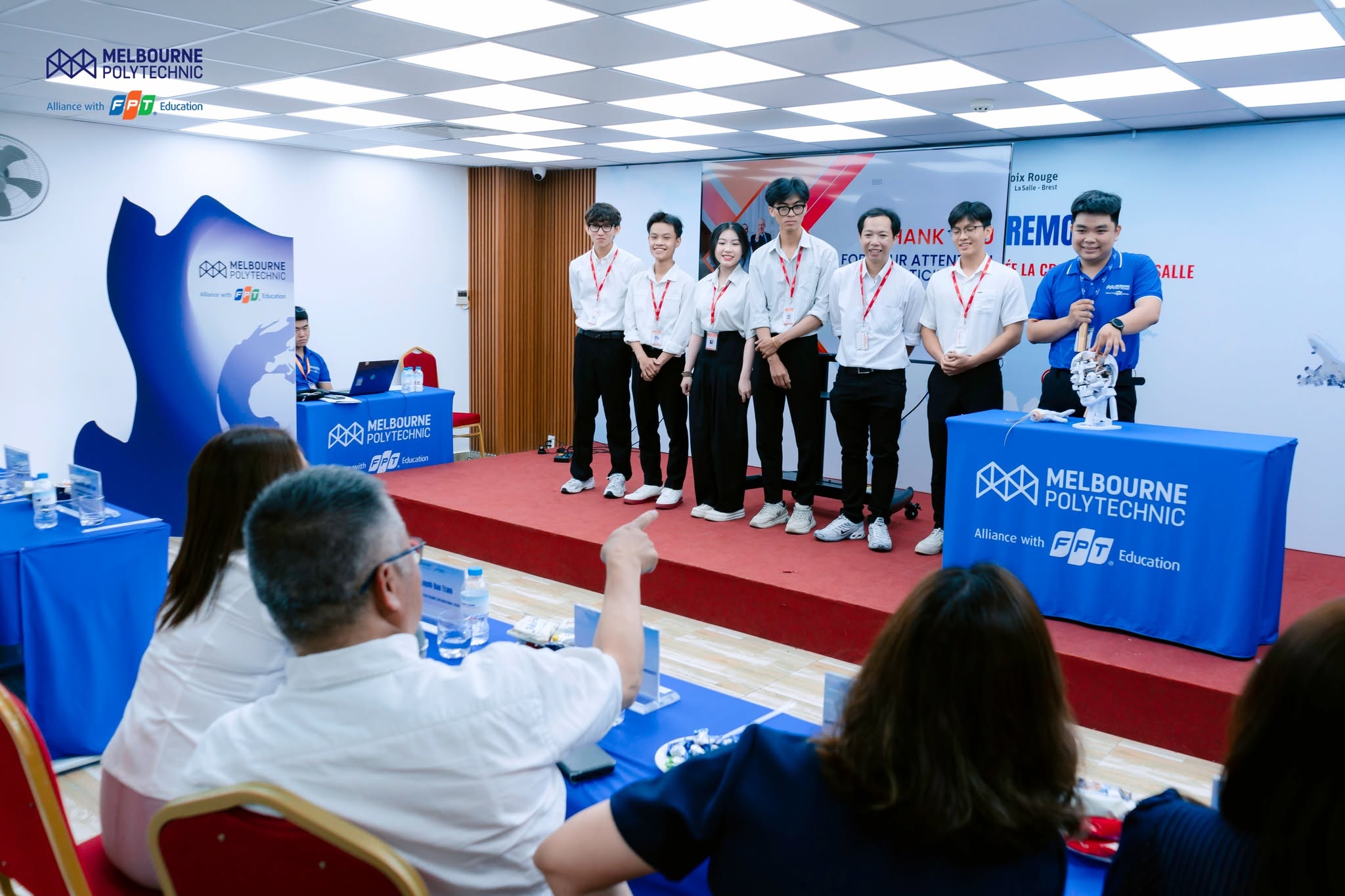 Sinh viên thực hành với các dự án tiếng Anh