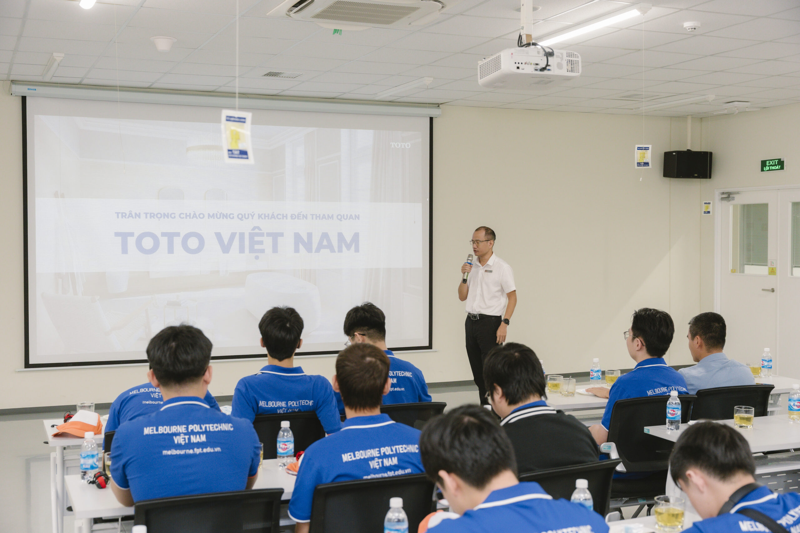 Sinh viên trải nghiệm tham quan doanh nghiệp