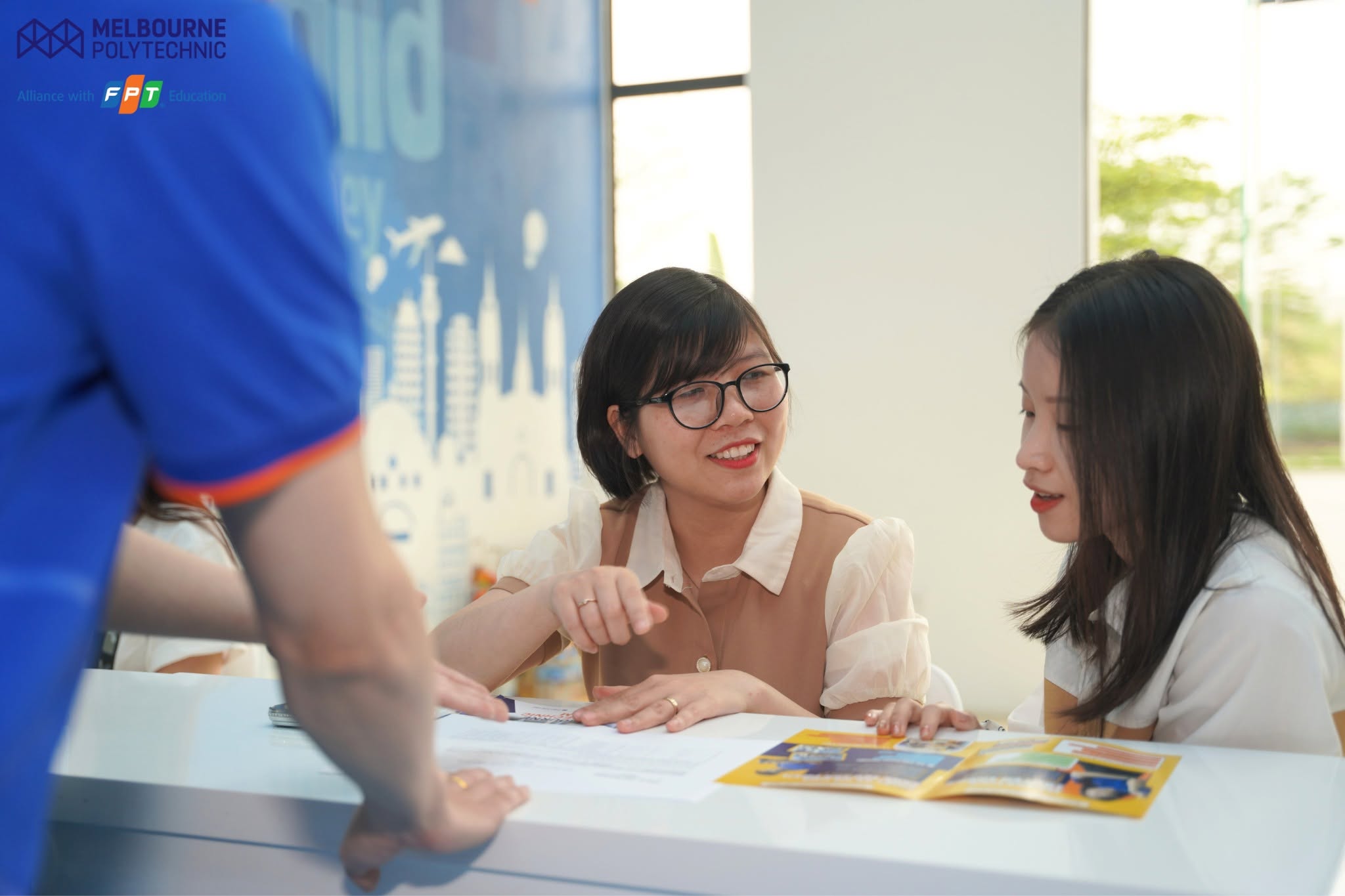 Học sinh chia sẻ bản kế hoạch học tập cùng gia đình để áp dụng cách thuyết phục bố mẹ học thiết kế. Học sinh chia sẻ bản kế hoạch học tập cùng gia đình để áp dụng cách thuyết phục bố mẹ học thiết kế.