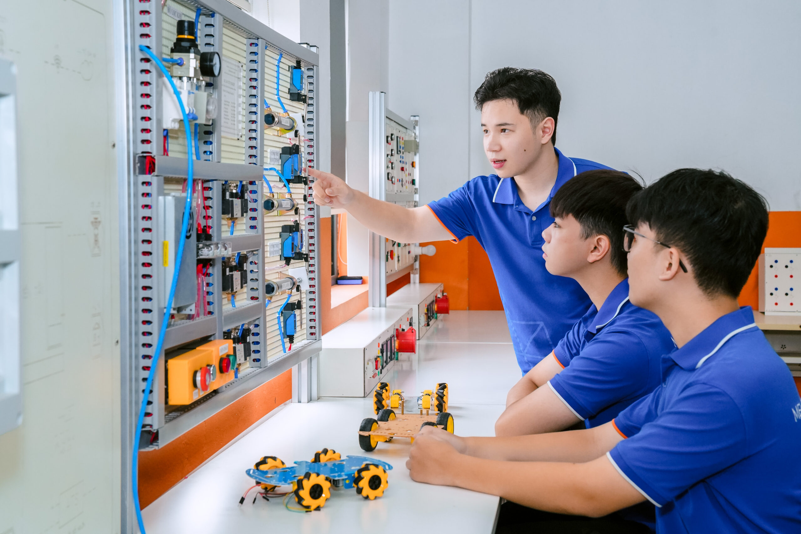 Sinh viên Cơ điện tử MPV được trực tiếp thực hành với thiết bị và hệ thống kỹ thuật, qua đó tích lũy trải nghiệm vận hành, xử lý và ứng dụng công nghệ vào môi trường sản xuất thực tế. Sinh viên Cơ điện tử MPV được trực tiếp thực hành với thiết bị và hệ thống kỹ thuật, qua đó tích lũy trải nghiệm vận hành, xử lý và ứng dụng công nghệ vào môi trường sản xuất thực tế.