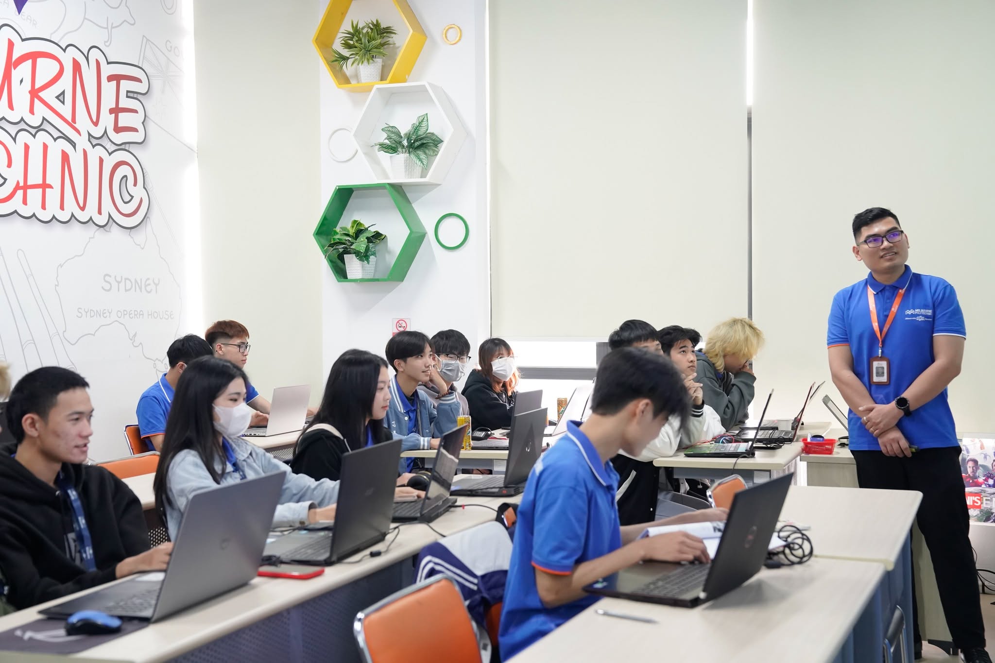 Quang cảnh lớp học tiếng Anh dự bị tại Melbourne Polytechnic Việt Nam với giảng viên quốc tế hướng dẫn tận tình. Học tiếng Anh hội nhập qua lộ trình chuẩn hóa từ dự bị đến chuyên ngành tại MPV