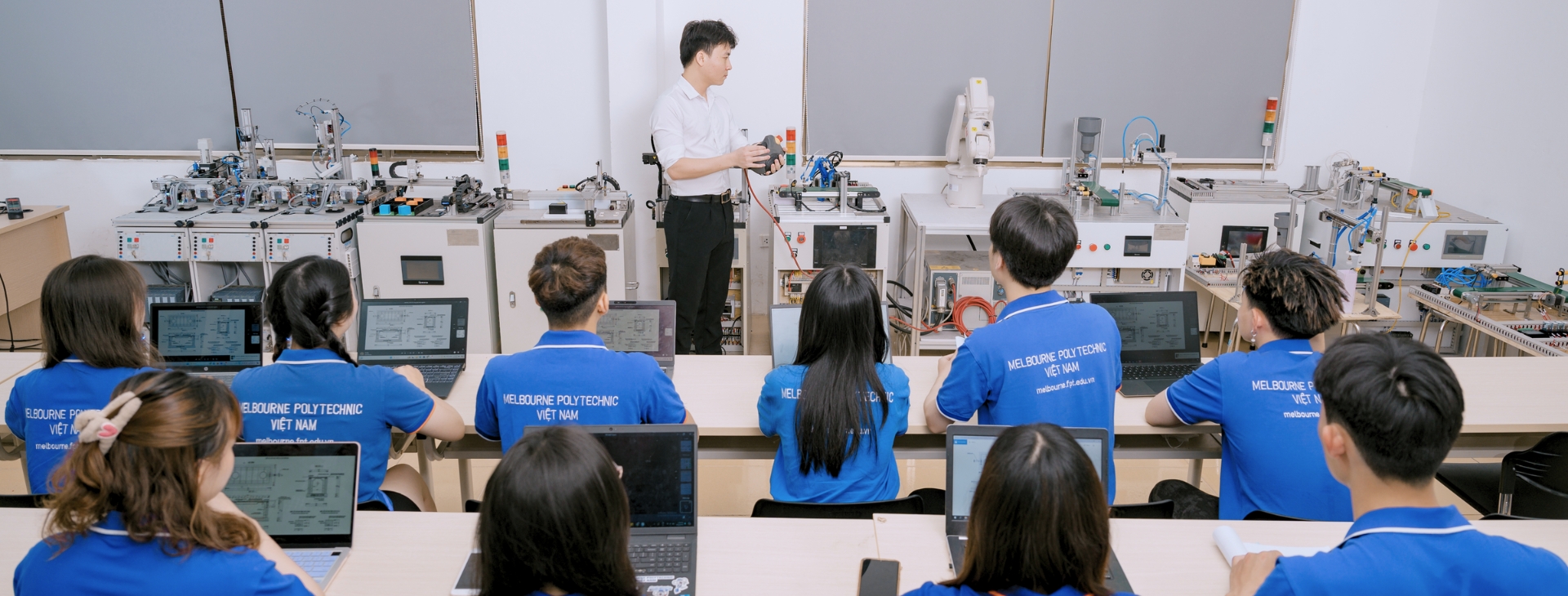 Sinh viên Cơ điện tử MPV thực hành trực tiếp với hệ thống thiết bị và mô hình tự động hóa ngay trong quá trình học. Sinh viên Cơ điện tử MPV thực hành trực tiếp với hệ thống thiết bị và mô hình tự động hóa ngay trong quá trình học.