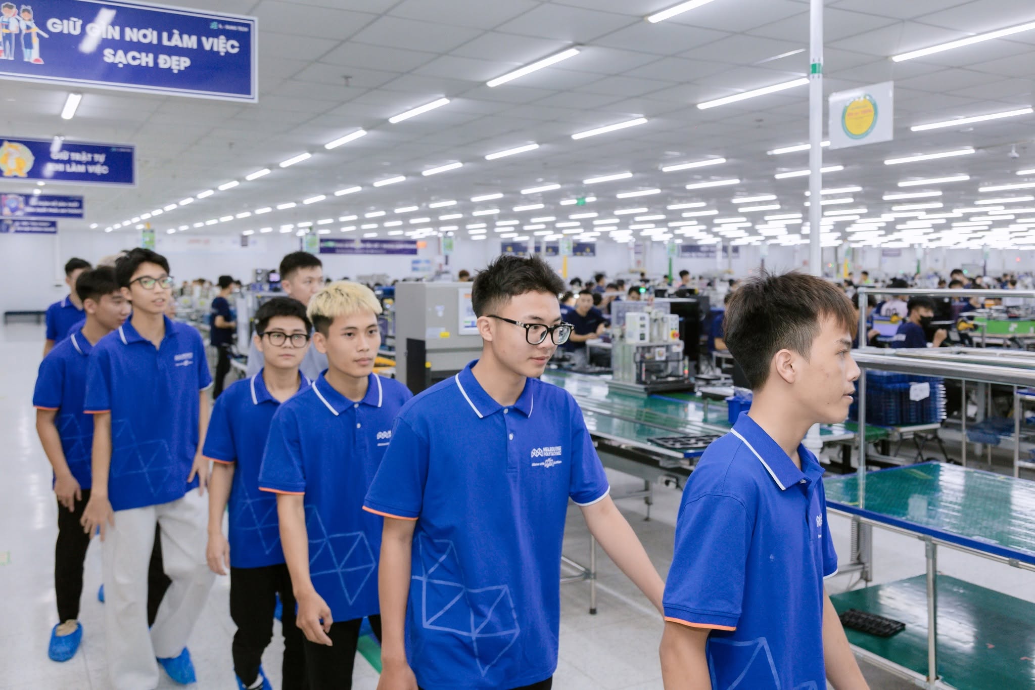 Sinh viên ngành Cơ điện tử Melbourne Polytechnic Việt Nam trải nghiệm Factory Tour tại Il-Sung Tech và tìm hiểu quy trình sản xuất điện tử. Sinh viên ngành Cơ điện tử Melbourne Polytechnic Việt Nam trải nghiệm Factory Tour tại Il-Sung Tech và tìm hiểu quy trình sản xuất điện tử.