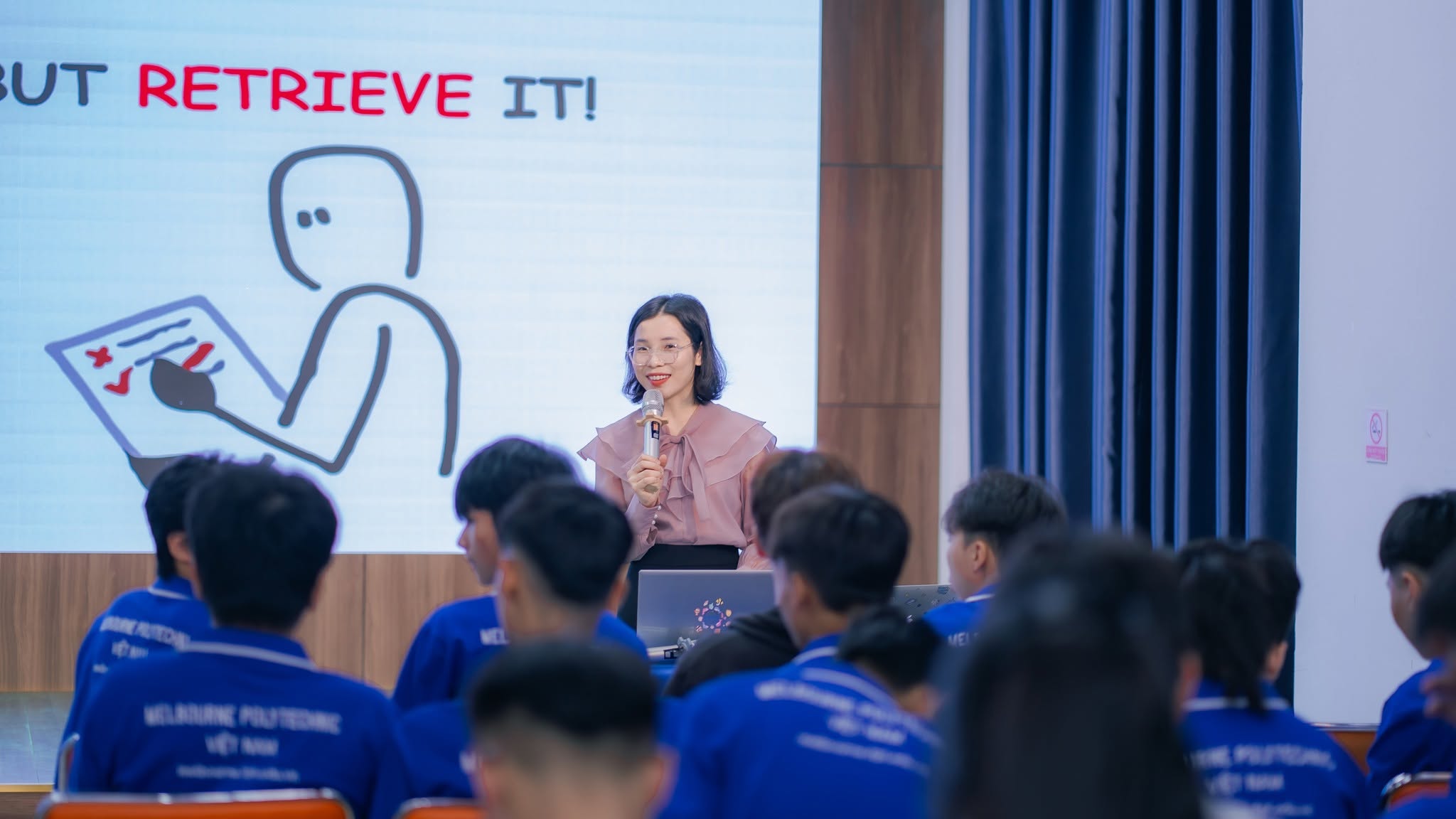 Sinh viên Melbourne Polytechnic Việt Nam tương tác trực tiếp với giảng viên đạt chứng chỉ quốc tế Cert IV TAE. Sinh viên tự tin giao tiếp tiếng Anh và thực hành dự án trong môi trường quốc tế