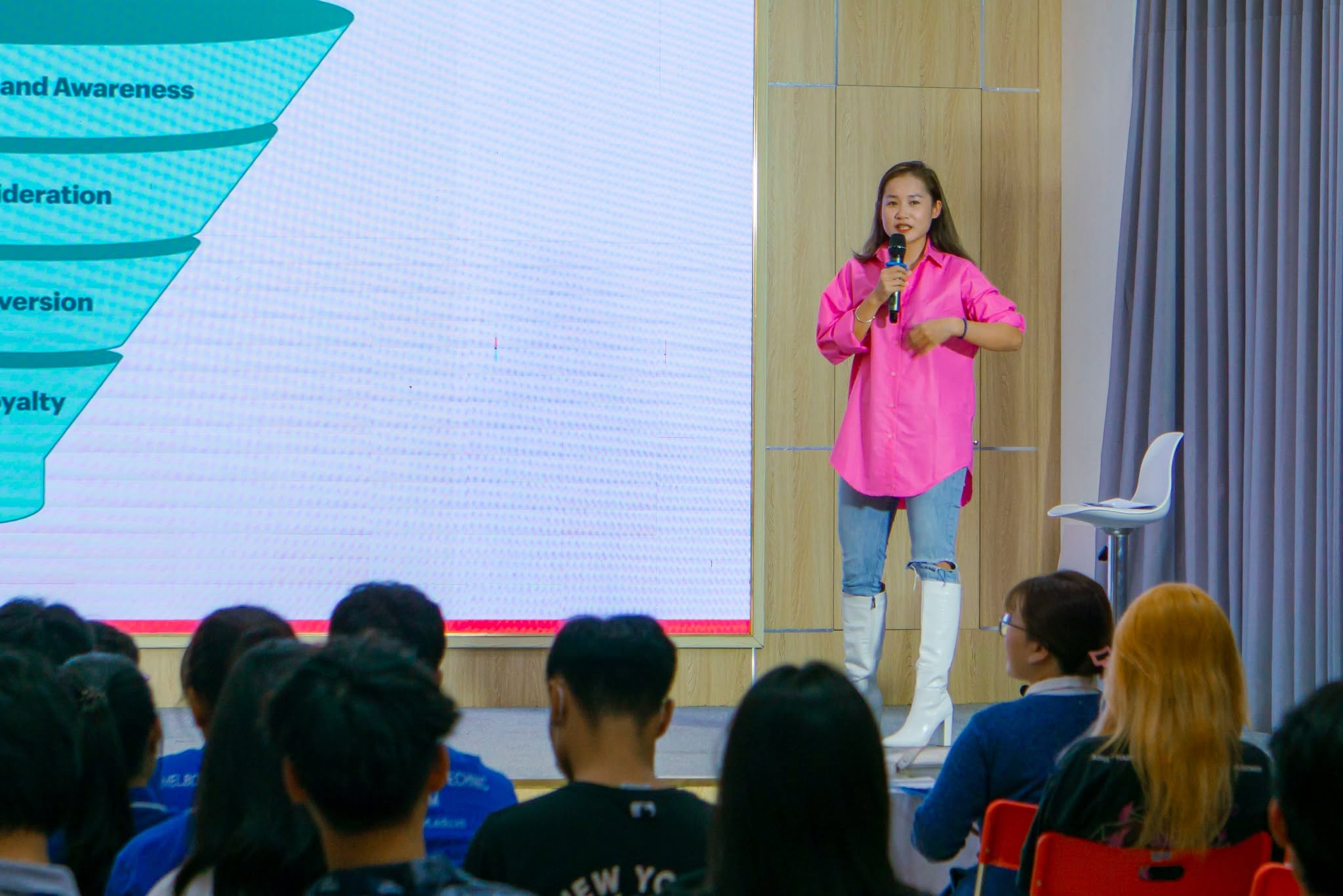 Rèn luyện kỹ năng phỏng vấn xin việc làm thêm giúp sinh viên Gen Z tự tin thể hiện năng lực trước nhà tuyển dụng. Sinh viên thực hành kỹ năng phỏng vấn xin việc làm thêm cùng chuyên gia trong buổi workshop