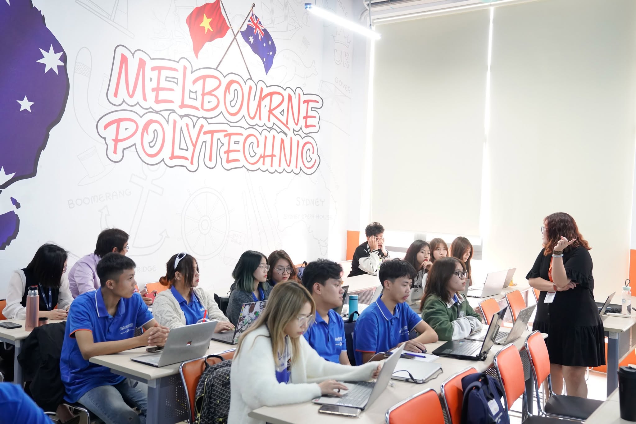Không gian làm việc cá nhân được trang bị máy tính màn hình lớn, bảng vẽ điện tử và các ấn phẩm thiết kế sáng tạo. Chuyên viên thiết kế đồ họa làm việc tự do đang sáng tạo sản phẩm trên máy tính