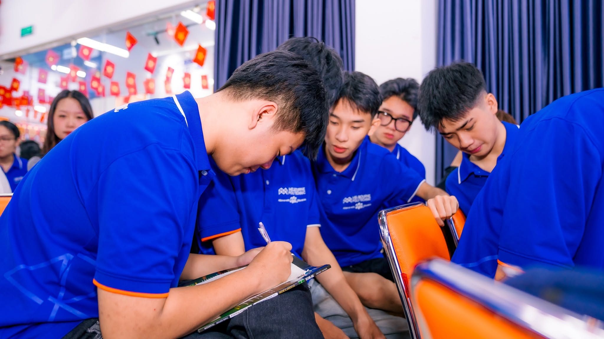 Sinh viên phân tích kết quả bài trắc nghiệm MBTI chọn nghề để tìm kiếm định hướng công việc phù hợp.