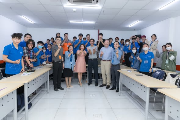 Sinh viên Melbourne Polytechnic Việt Nam học tập qua dự án thực tế và rèn luyện kỹ năng mềm.