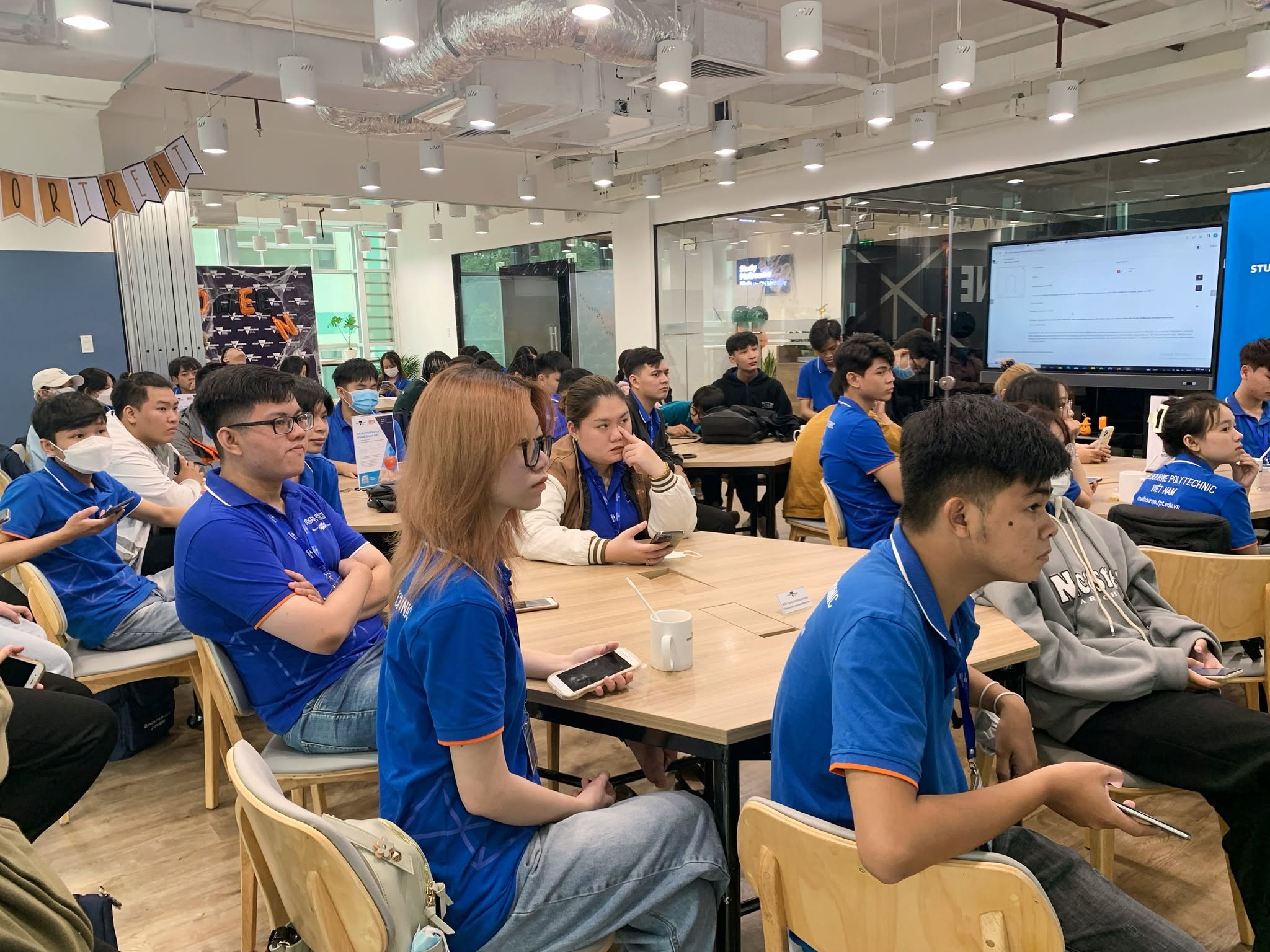 Sinh viên Melbourne Polytechnic Việt Nam thực hành dự án chuyên ngành theo tiêu chuẩn quốc tế. Sinh viên Melbourne Polytechnic Việt Nam thực hành dự án chuyên ngành theo tiêu chuẩn quốc tế.