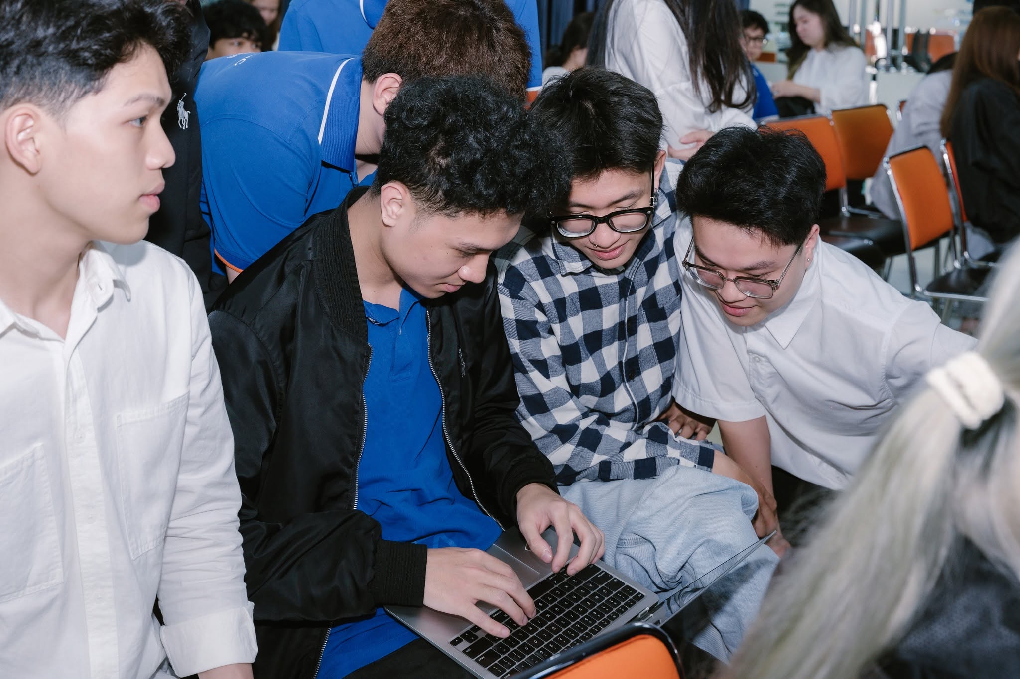 Sinh viên ngành Tiếp thị và Truyền thông tại Melbourne Polytechnic Việt Nam thực hành dự án xu hướng digital marketing Sinh viên ngành Tiếp thị và Truyền thông tại Melbourne Polytechnic Việt Nam thực hành dự án xu hướng digital marketing