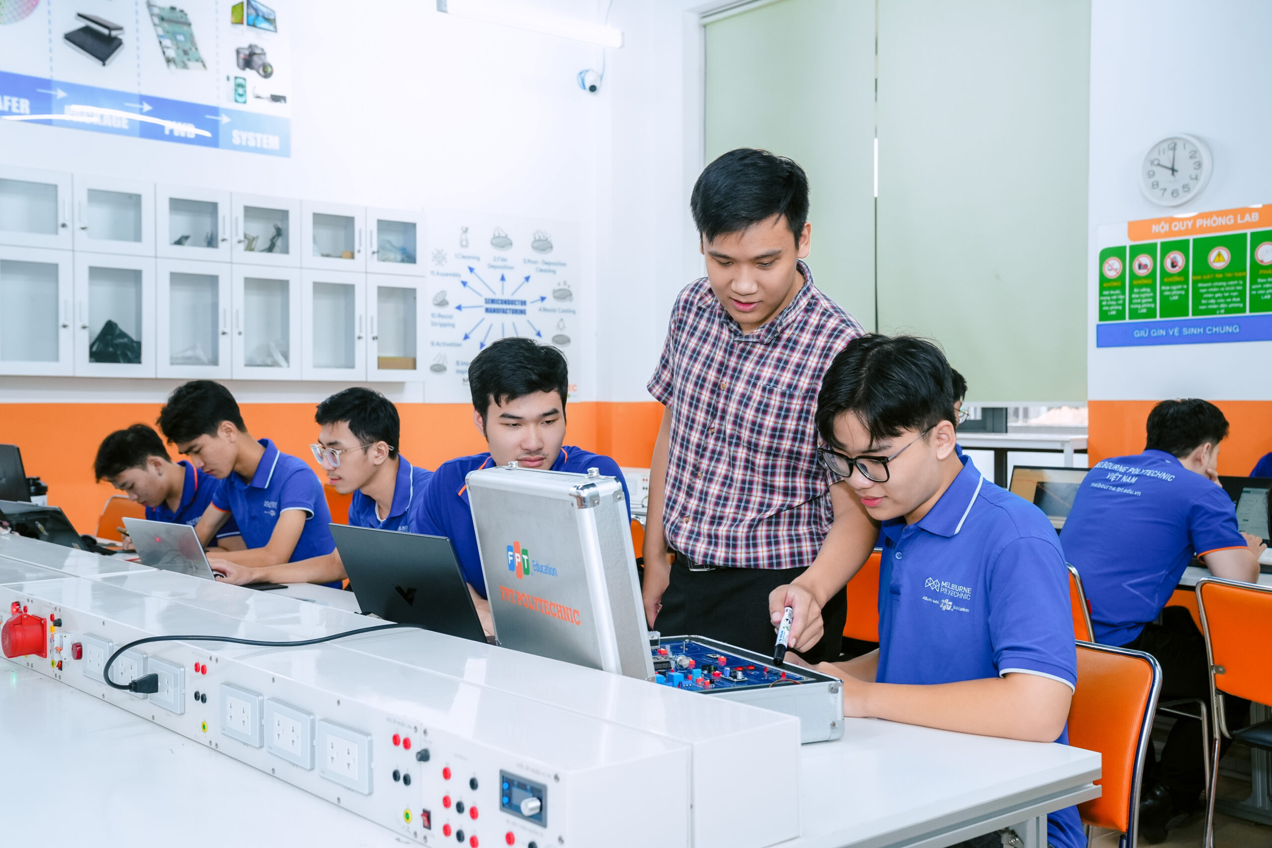 Sinh viên Cơ điện tử được trang bị kiến thức đa lĩnh vực và rèn luyện kỹ năng thực hành từ lập trình, vận hành đến bảo trì hệ thống tự động hóa. Sinh viên Cơ điện tử được trang bị kiến thức đa lĩnh vực và rèn luyện kỹ năng thực hành từ lập trình, vận hành đến bảo trì hệ thống tự động hóa.