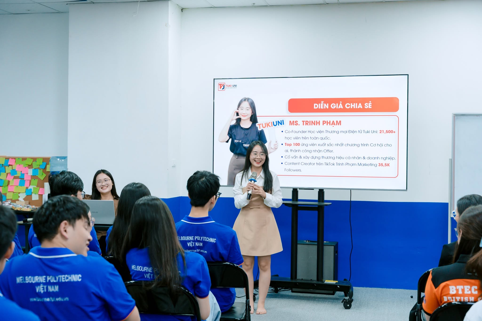 Từ giảng đường đến doanh nghiệp, sinh viên MPV có thêm cơ hội quan sát, trải nghiệm và hiểu cách Marketing được triển khai trong thực tế. Từ giảng đường đến doanh nghiệp, sinh viên MPV có thêm cơ hội quan sát, trải nghiệm và hiểu cách Marketing được triển khai trong thực tế.