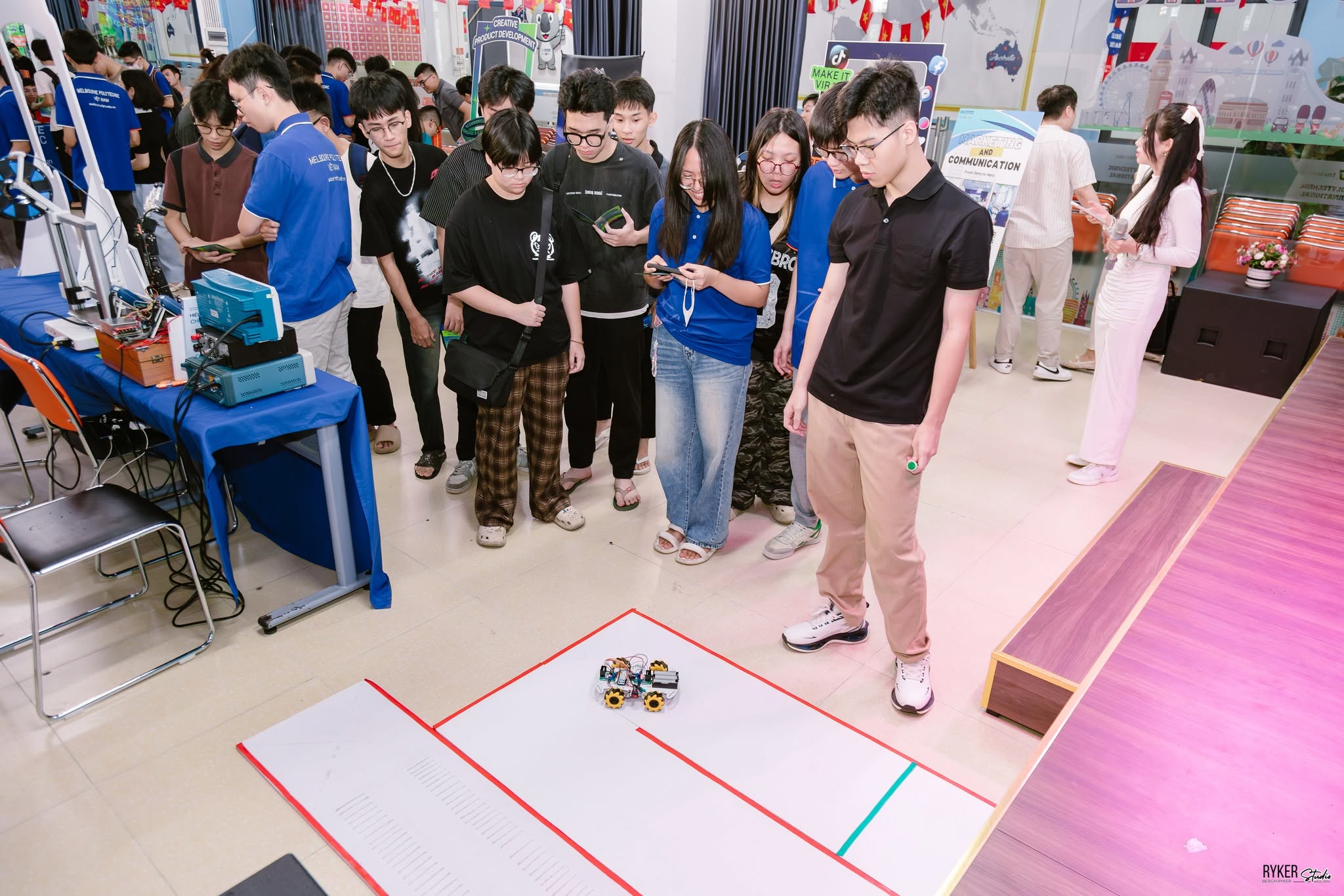 Tại Melbourne Polytechnic Việt Nam, tân sinh viên được trải nghiệm lớp học chuyên ngành, khám phá sản phẩm học tập và hiểu rõ hơn về ngành mình sẽ theo đuổi ngay từ những ngày đầu nhập học. Tại Melbourne Polytechnic Việt Nam, tân sinh viên được trải nghiệm lớp học chuyên ngành, khám phá sản phẩm học tập và hiểu rõ hơn về ngành mình sẽ theo đuổi ngay từ những ngày đầu nhập học.