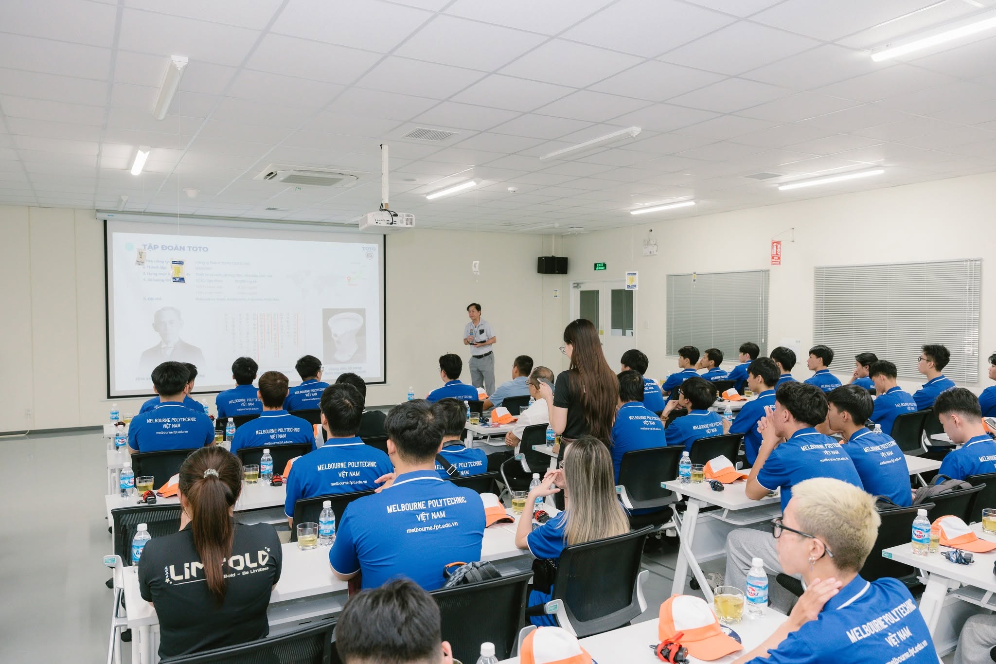 Tại MPV, sinh viên được học theo định hướng 70% thực hành, thường xuyên tham gia dự án, Fieldtrip và hoạt động gắn với doanh nghiệp để sớm làm quen với môi trường nghề nghiệp thực tế. Tại MPV, sinh viên được học theo định hướng 70% thực hành, thường xuyên tham gia dự án, Fieldtrip và hoạt động gắn với doanh nghiệp để sớm làm quen với môi trường nghề nghiệp thực tế.