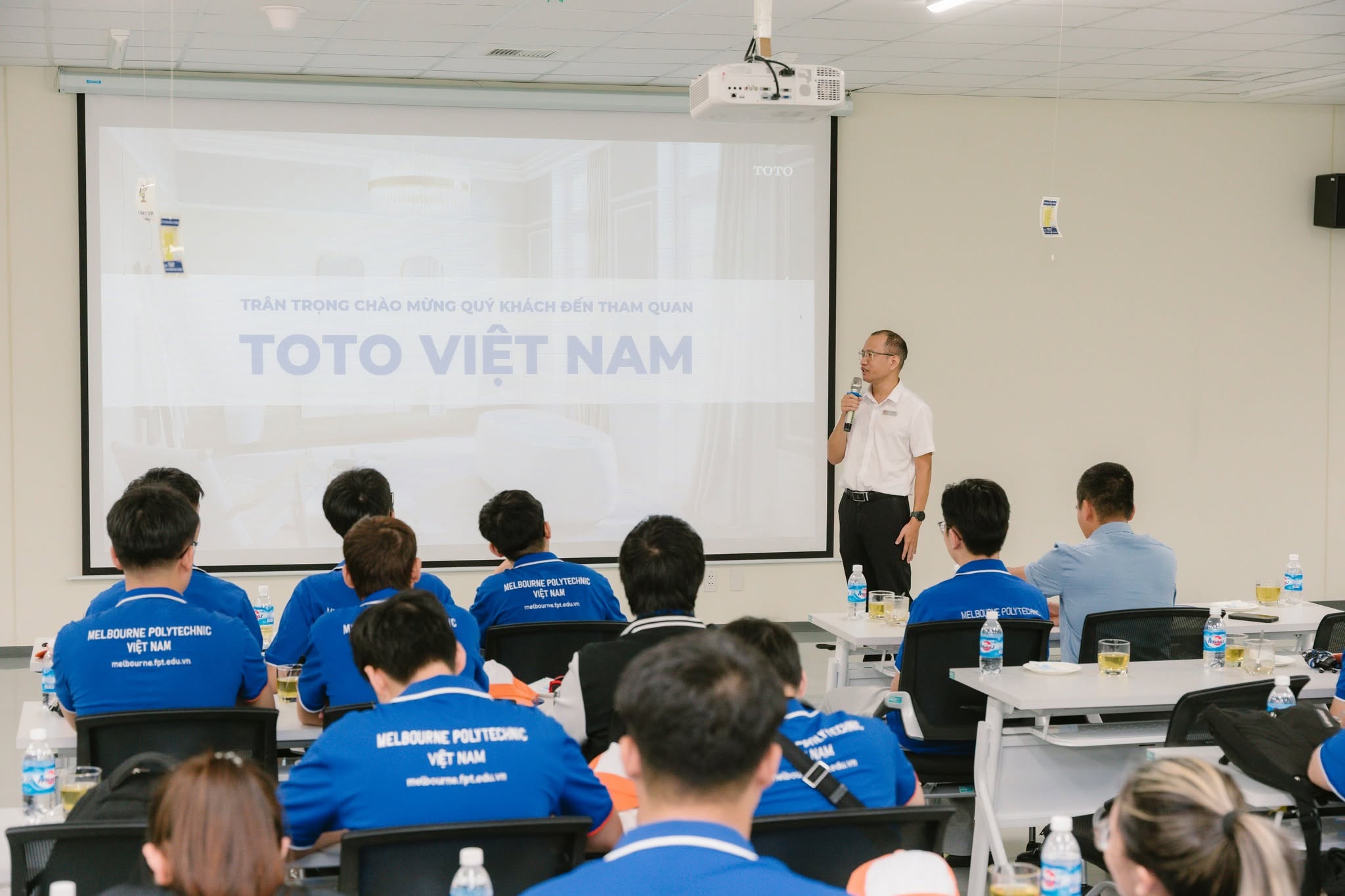 Sinh viên MPV trực tiếp quan sát dây chuyền sản xuất tại TOTO Việt Nam, từ đó hiểu rõ hơn môi trường doanh nghiệp, yêu cầu nghề nghiệp và cách kiến thức được ứng dụng vào thực tế. Sinh viên MPV trực tiếp quan sát dây chuyền sản xuất tại TOTO Việt Nam, từ đó hiểu rõ hơn môi trường doanh nghiệp, yêu cầu nghề nghiệp và cách kiến thức được ứng dụng vào thực tế.