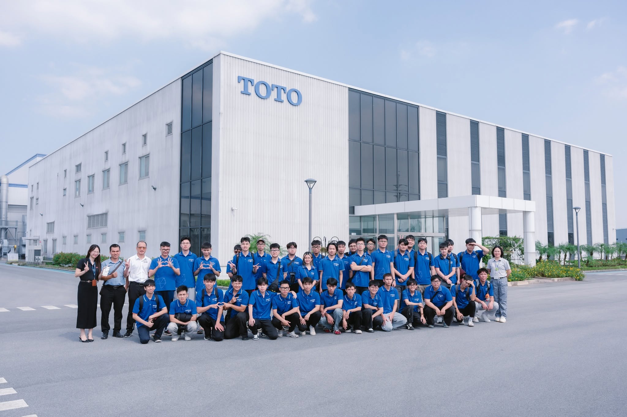 Sinh viên MPV được học gắn với thực tế doanh nghiệp, trực tiếp quan sát quy trình sản xuất tại TOTO Việt Nam và hiểu rõ hơn yêu cầu nghề nghiệp trong môi trường làm việc thực tế. Sinh viên MPV được học gắn với thực tế doanh nghiệp, trực tiếp quan sát quy trình sản xuất tại TOTO Việt Nam và hiểu rõ hơn yêu cầu nghề nghiệp trong môi trường làm việc thực tế.