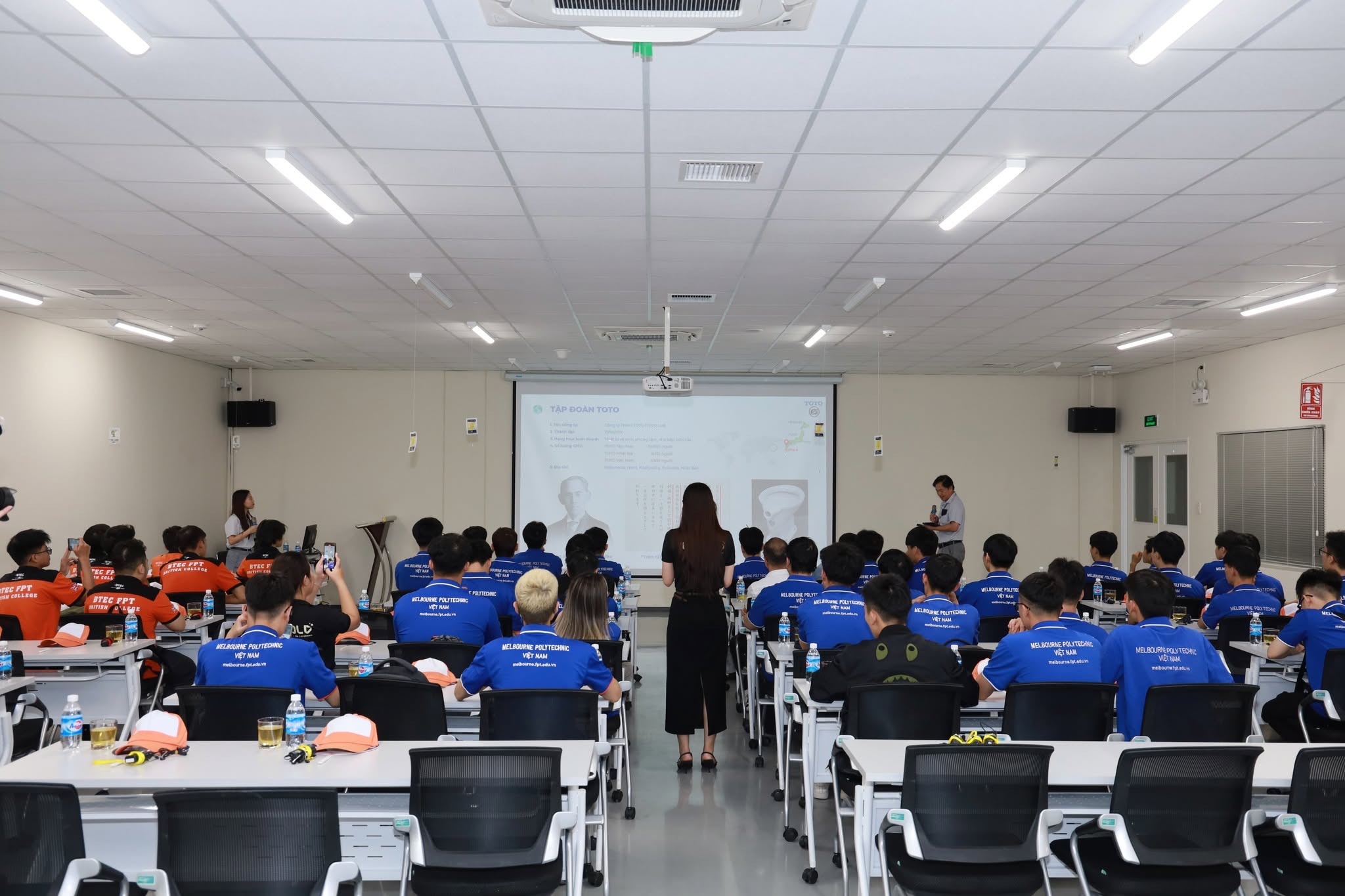 Học tại Melbourne Polytechnic Việt Nam, sinh viên được thường xuyên trải nghiệm môi trường doanh nghiệp thực tế như TOTO Việt Nam để hiểu rõ hơn cách kiến thức được ứng dụng vào công việc. Học tại Melbourne Polytechnic Việt Nam, sinh viên được thường xuyên trải nghiệm môi trường doanh nghiệp thực tế như TOTO Việt Nam để hiểu rõ hơn cách kiến thức được ứng dụng vào công việc.