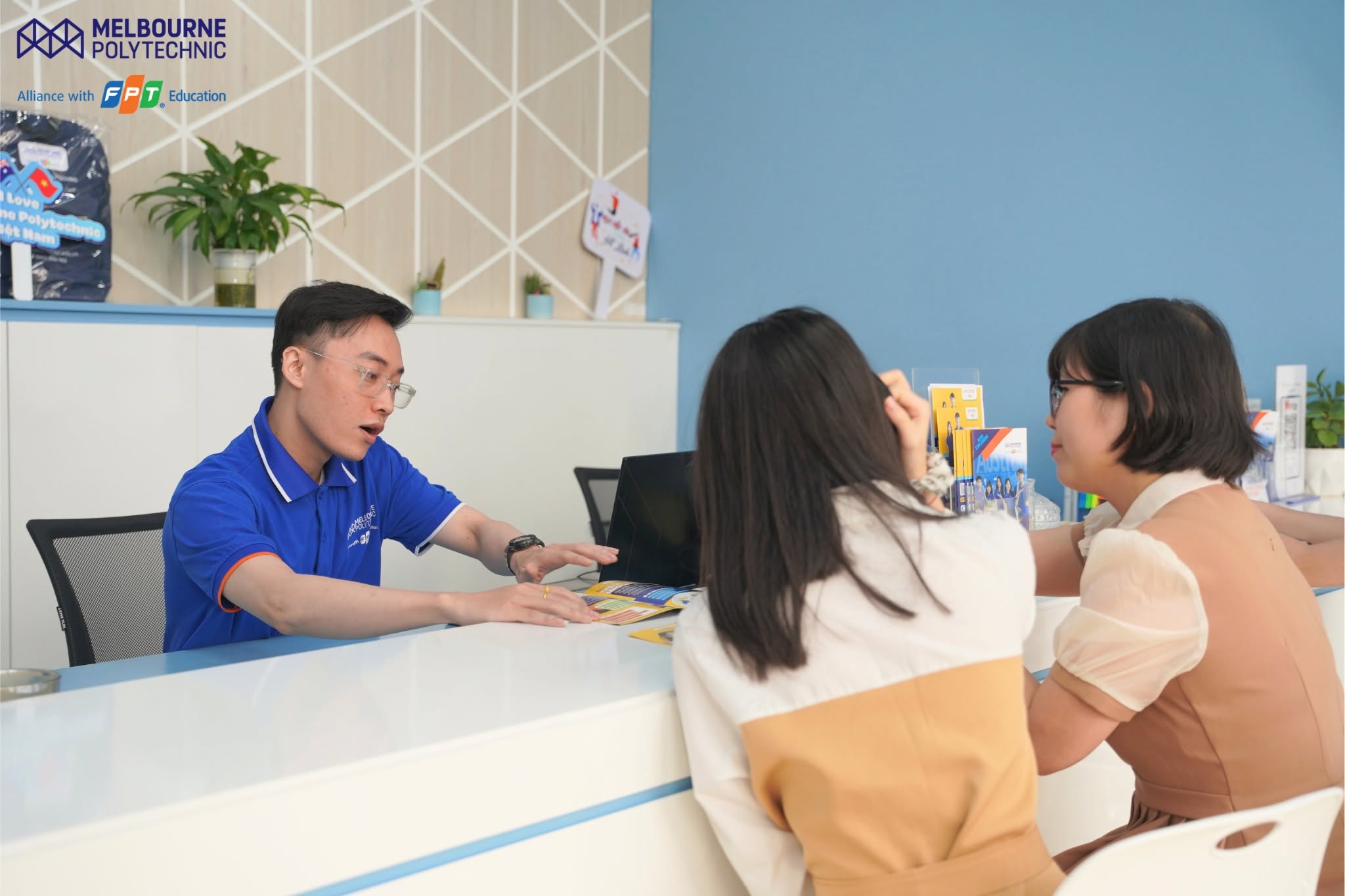Chuyên gia giáo dục tư vấn học ngành nghệ thuật cho phụ huynh và học sinh tại ngày hội hướng nghiệp. Chuyên gia giáo dục tư vấn học ngành nghệ thuật cho phụ huynh và học sinh tại ngày hội hướng nghiệp.