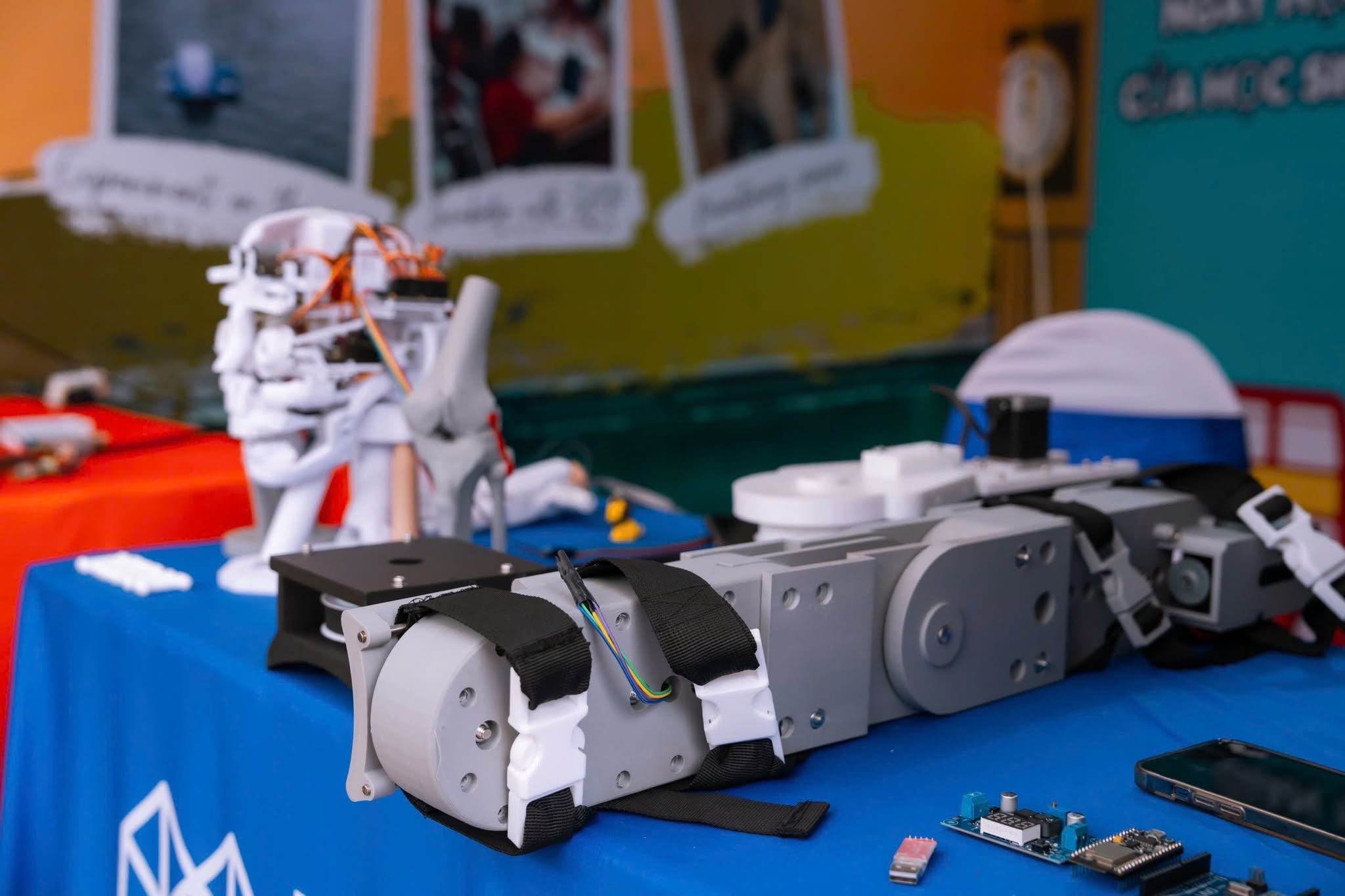 Hệ thống robot công nghiệp làm việc trên dây chuyền sản xuất tự động trong nhà máy chế tạo. Hệ thống robot công nghiệp làm việc trên dây chuyền sản xuất tự động trong nhà máy chế tạo.